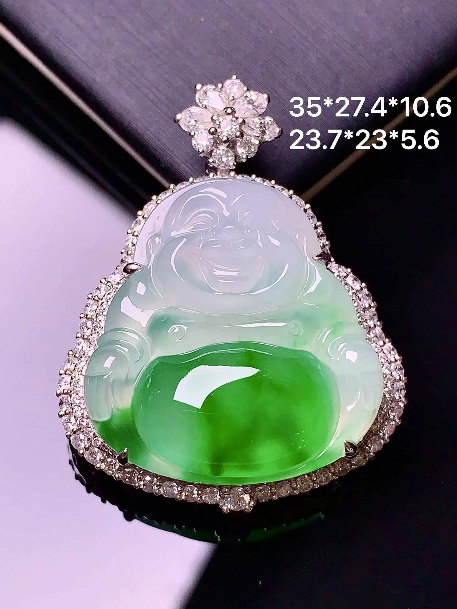 18k金钻镶嵌飘绿佛公吊坠 玉质细腻 色泽艳丽 整体尺寸35*27.4*10.6