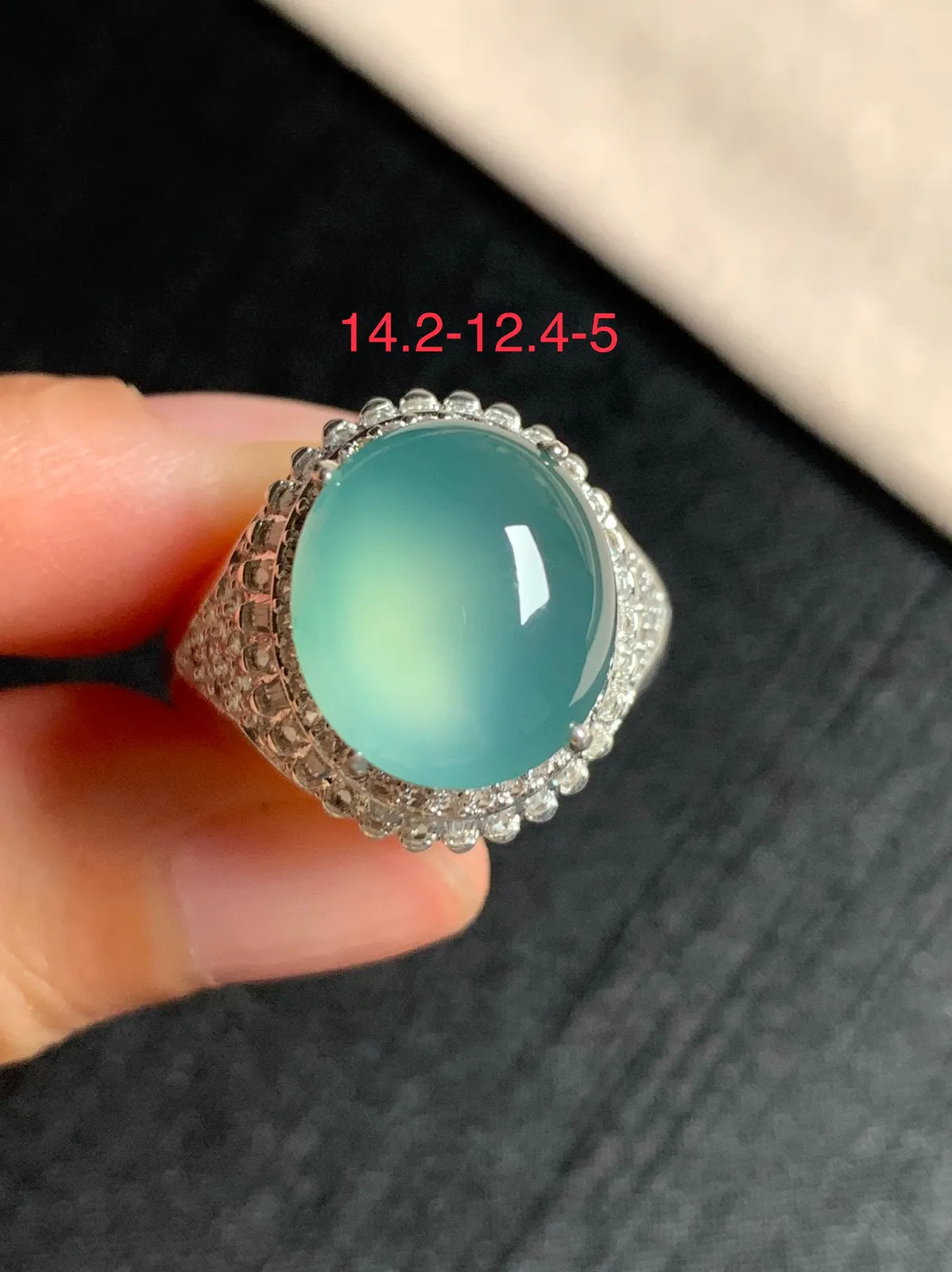 高冰天空蓝戒面
无纹裂，种好色美品相好，颜色漂亮清透明朗，老坑种冰透水灵纯净细腻