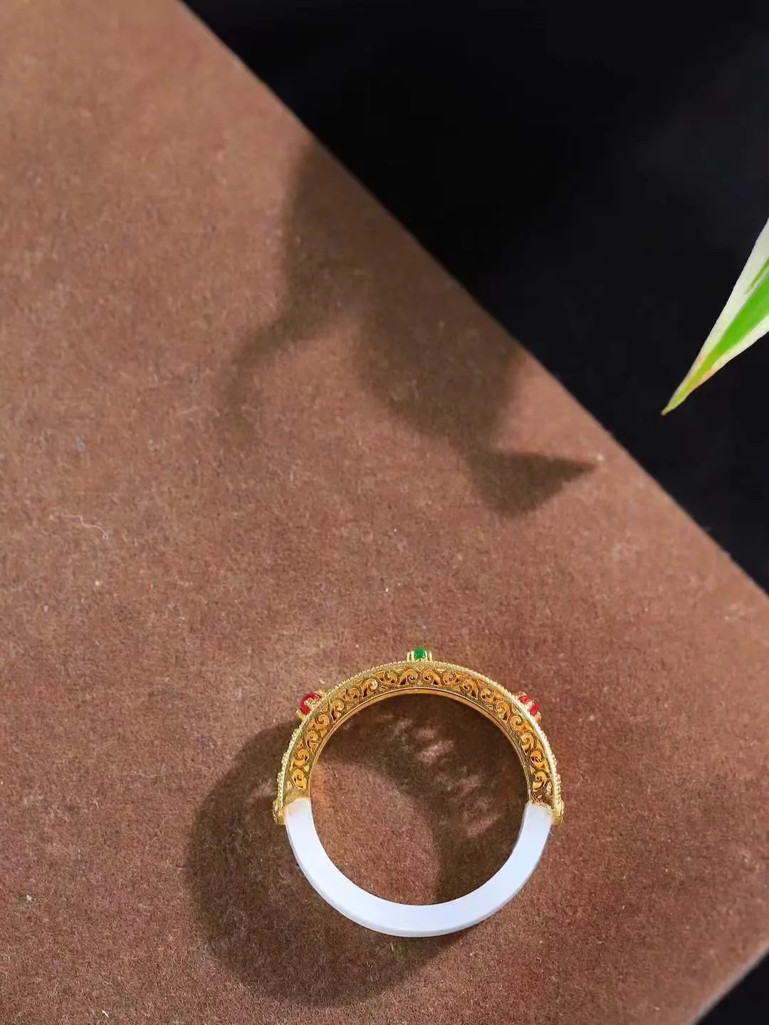【金镶玉.戒指】

精品和田玉白玉AU750金戒指 玉质细腻温润 油性十足 ，不论时光如何流转变化，这枚戒指始终闪耀着最初的光芒。精工镶嵌18K金 （保真金 可检测贵金属AU750金） 重2.5克 尺寸16.3-5-2.2mm 78602958A