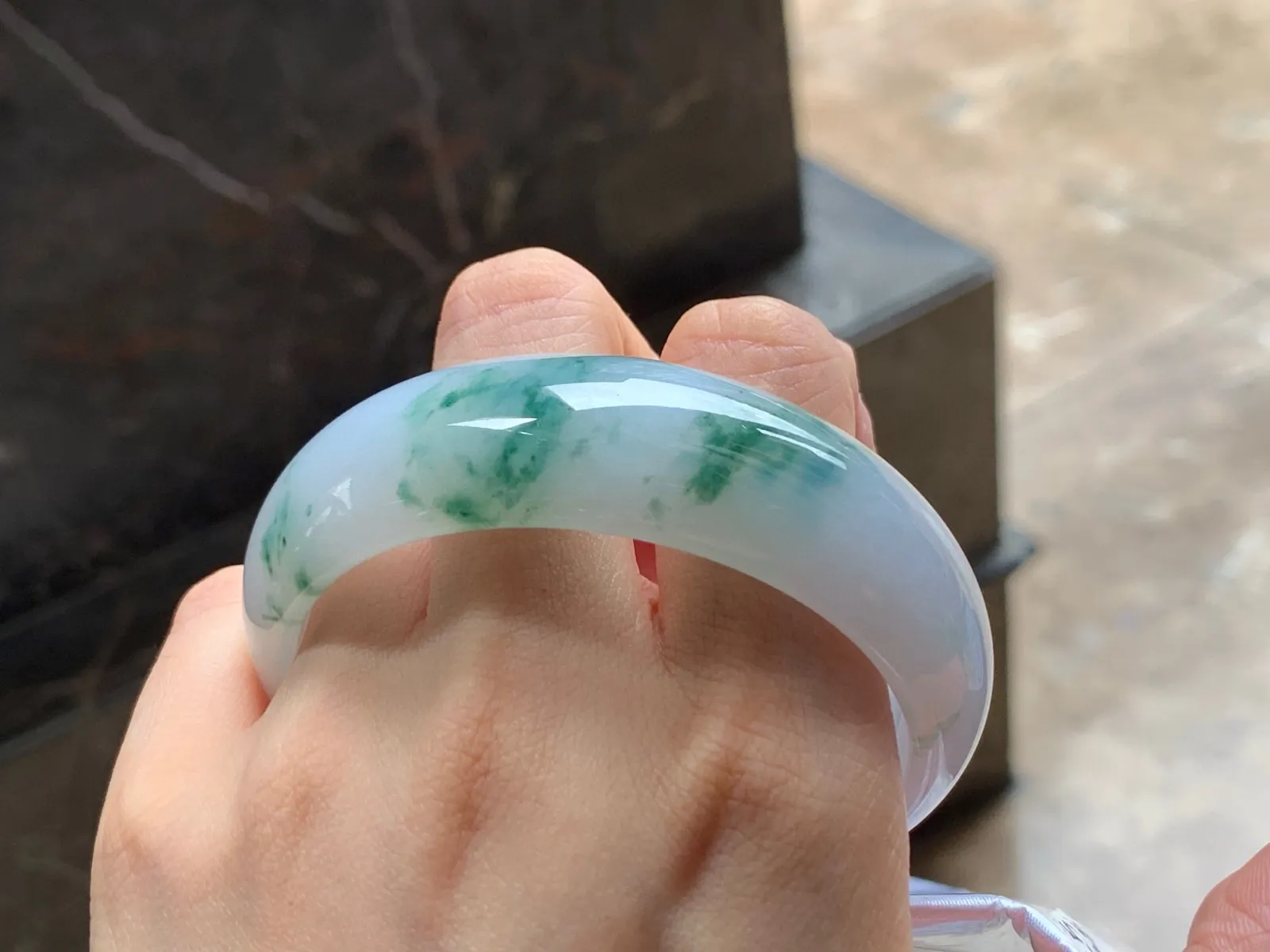 宽版飘花手镯
水润58.7/19.2/7.5mm