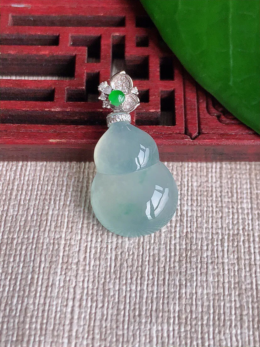 a货翡翠老坑冰种18K金伴钻镶嵌晴水葫芦吊坠 尺寸27×19.8×14×5.6mm 重量3.54g 0701