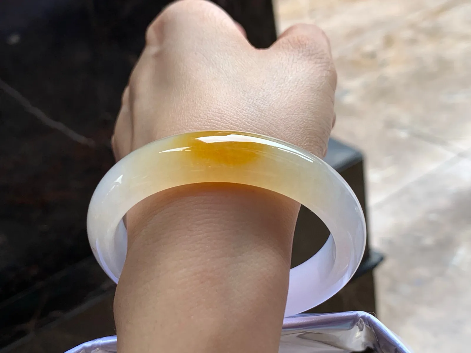 冰黄手镯
独特56.5/13.4/8mm