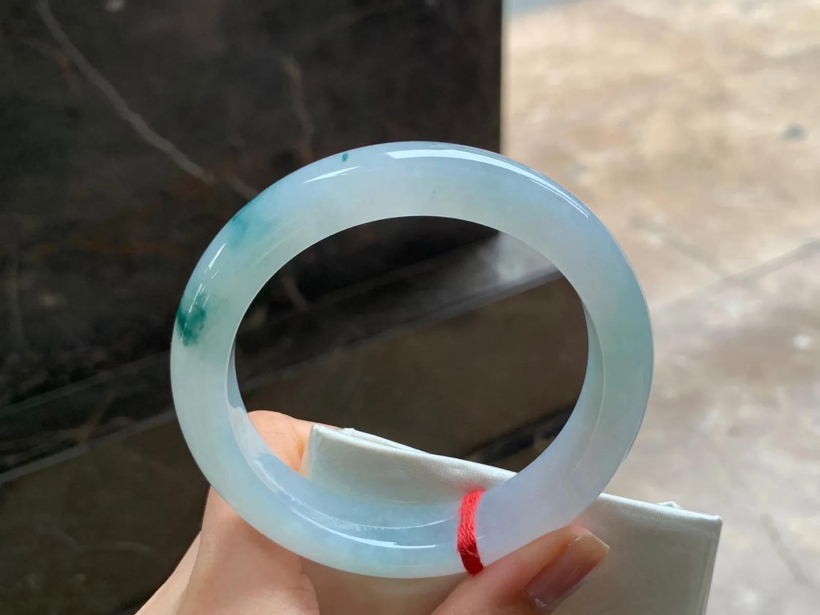 冰飘花手镯
水润清爽 59/12.6/9.1mm