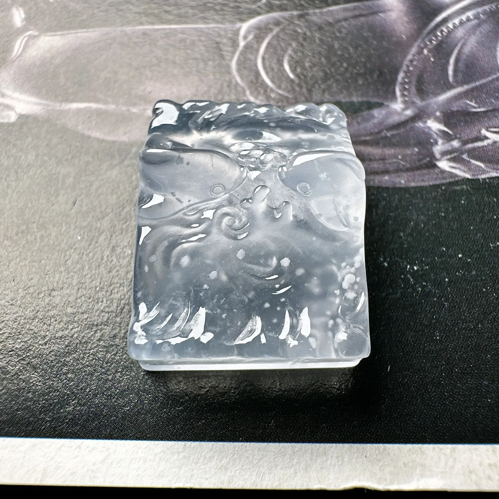 【玻璃种小鱼儿】质地不错，纯净细腻，胶感好。雕工精美，鱼儿摇曳生姿，寓意好。