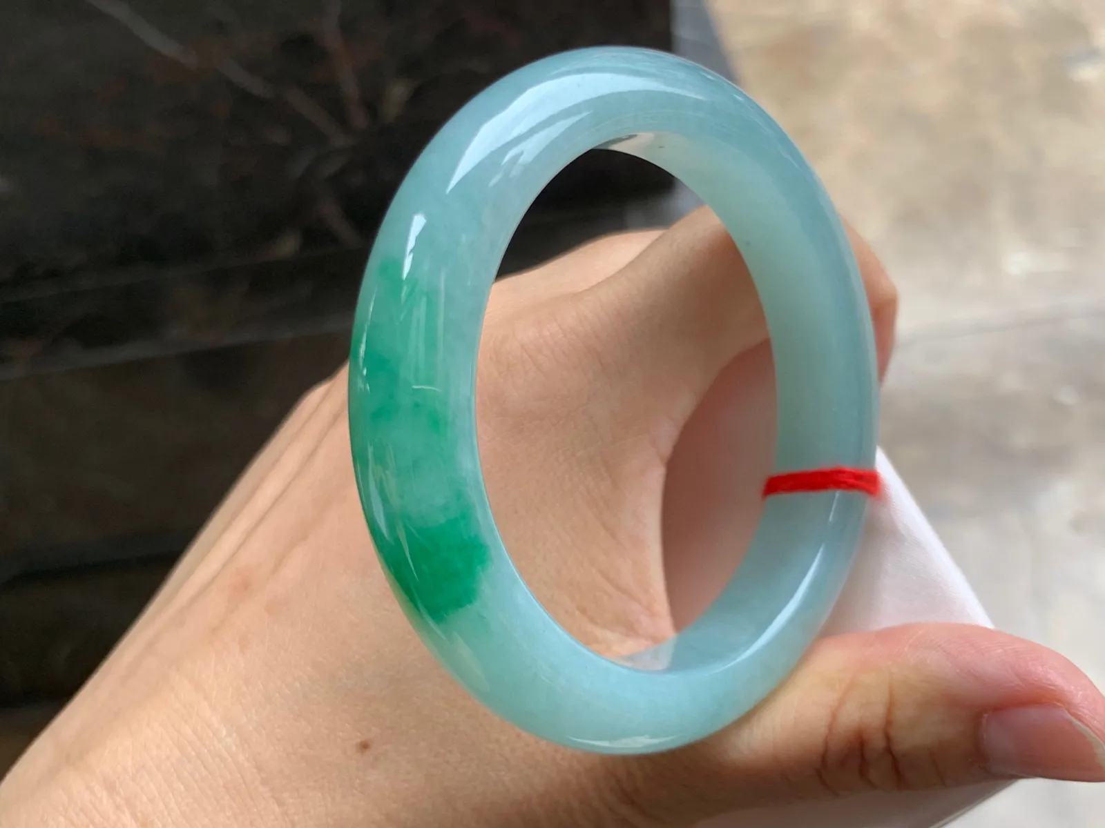 56-12-9.5mm
带色手镯 底子细腻 一抹色点缀