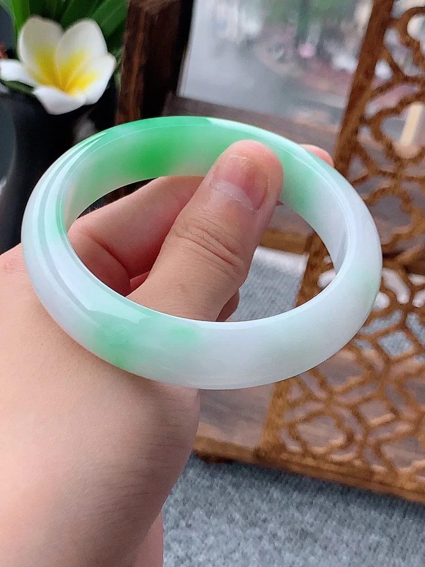 a货翡翠老坑白底青飘绿正装正圈手镯57-58圈口 尺寸57.3×13.8×8mm 重量66.59g 0620