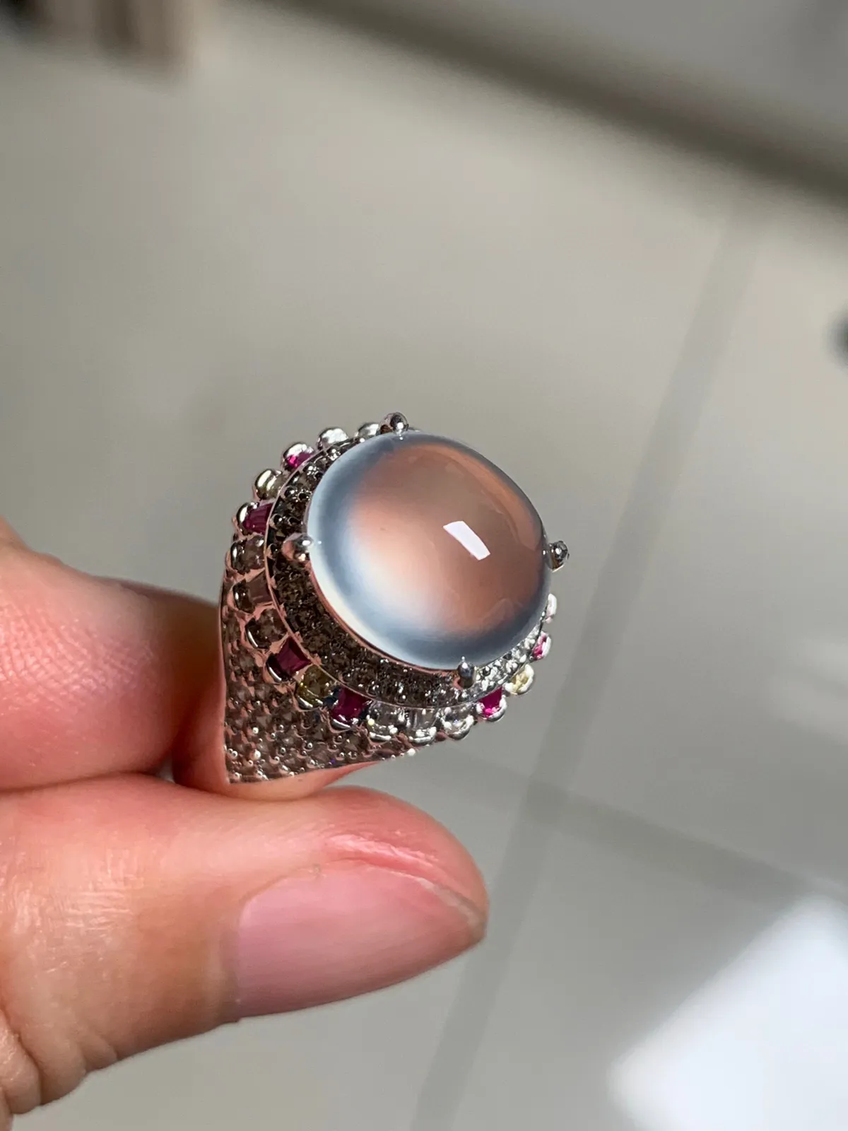 玻璃种戒面
无纹裂，老坑种强荧光，钢性十足纯净饱满品相好 
超高性价比推荐