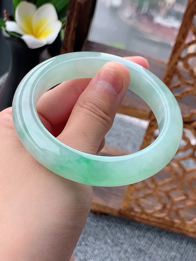 a货翡翠老坑冰种飘绿厚装正装正圈手镯56-57圈口 尺寸56×11.8×9.3mm 重量67.46g 0620 A54