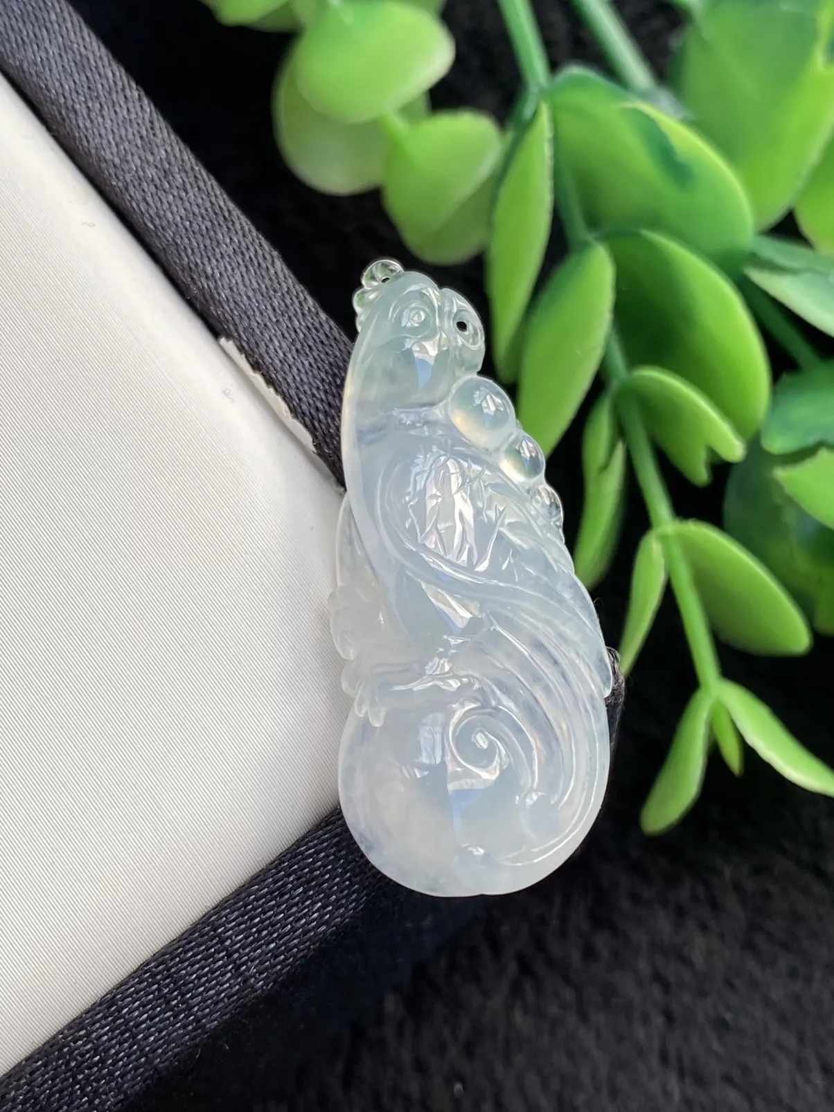 推荐【冰紫英明神武】紫色东来，好运加持，决策正确，适合炒股、考试及官场的朋友佩戴，种老细腻，水润