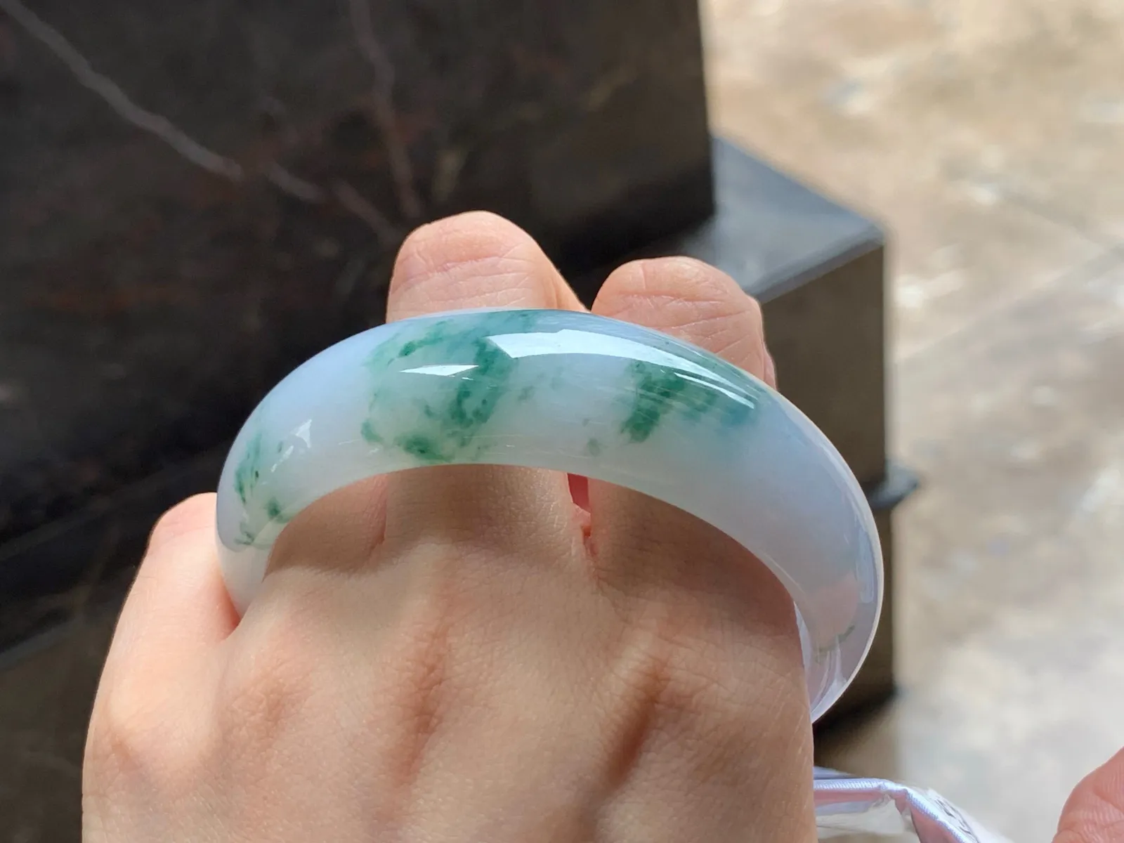 宽版飘花手镯
水润58.7/19.2/7.5mm