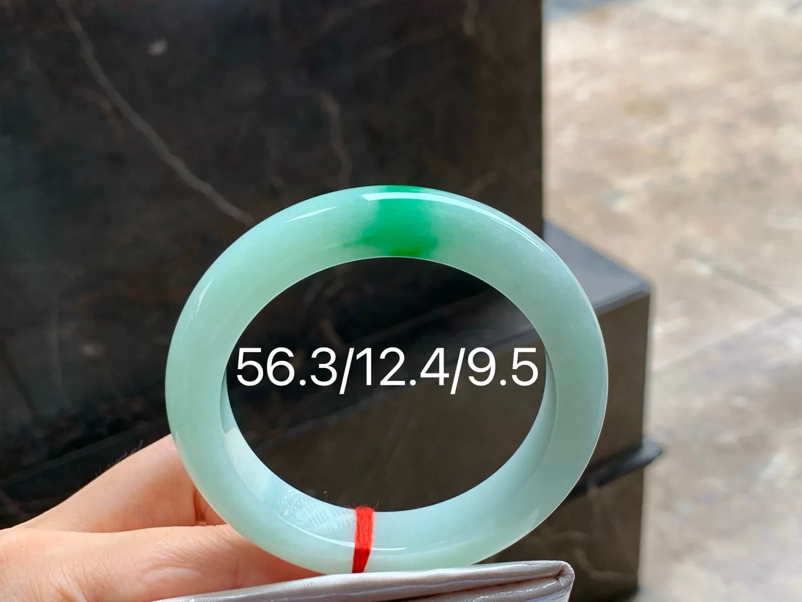 带色手镯
细腻清爽 56.3/12.4/9.5mm