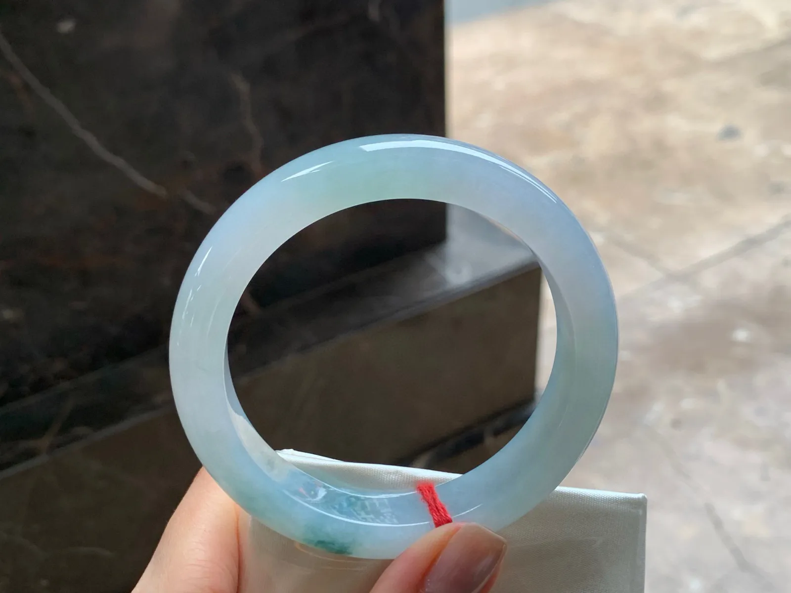 冰飘花手镯
水润清爽 59/12.6/9.1mm