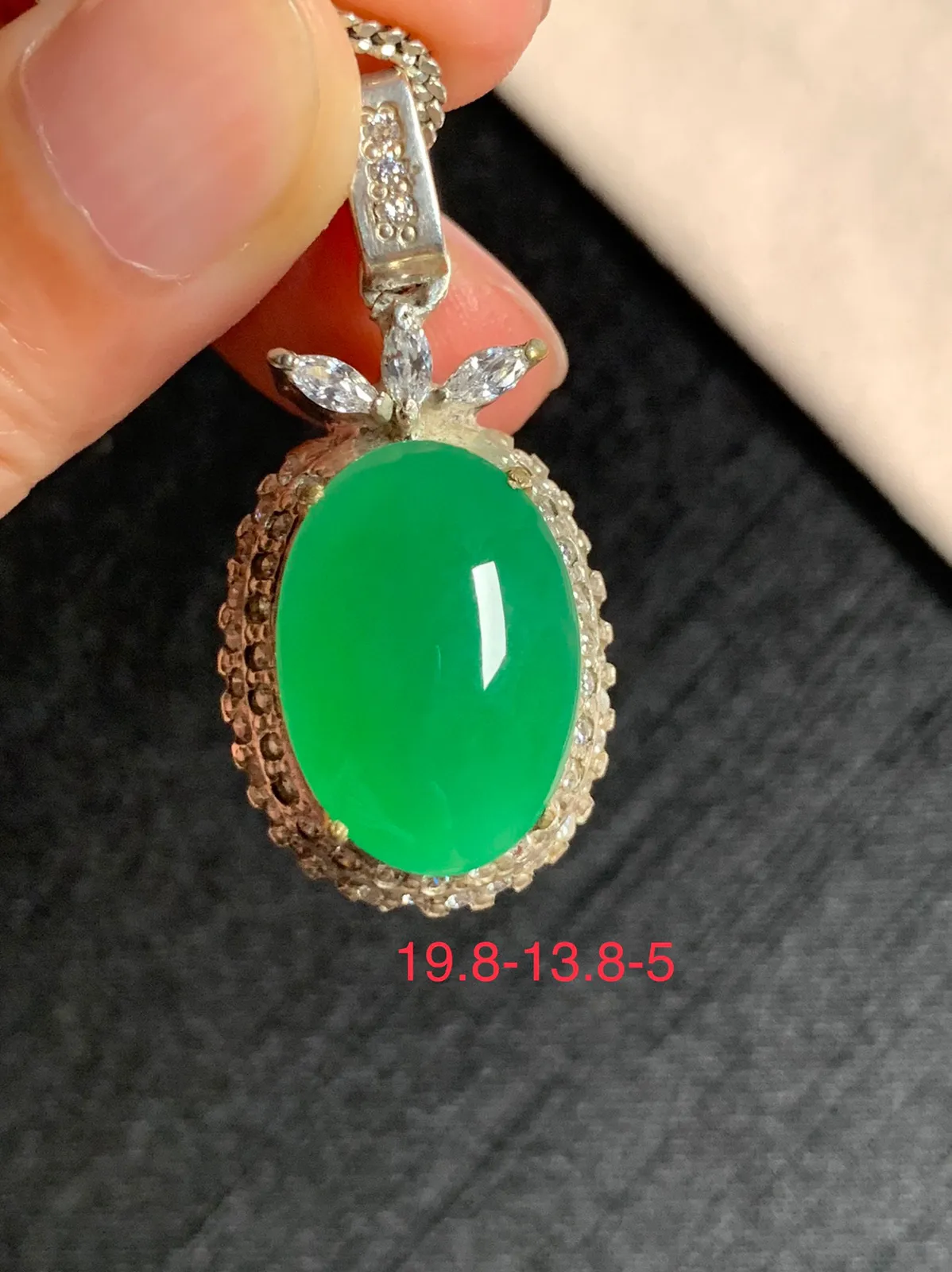 冰阳绿鸽子蛋吊坠
无纹裂，种好色好品相好，颜色鲜艳明亮，质地细腻水灵纯净均匀