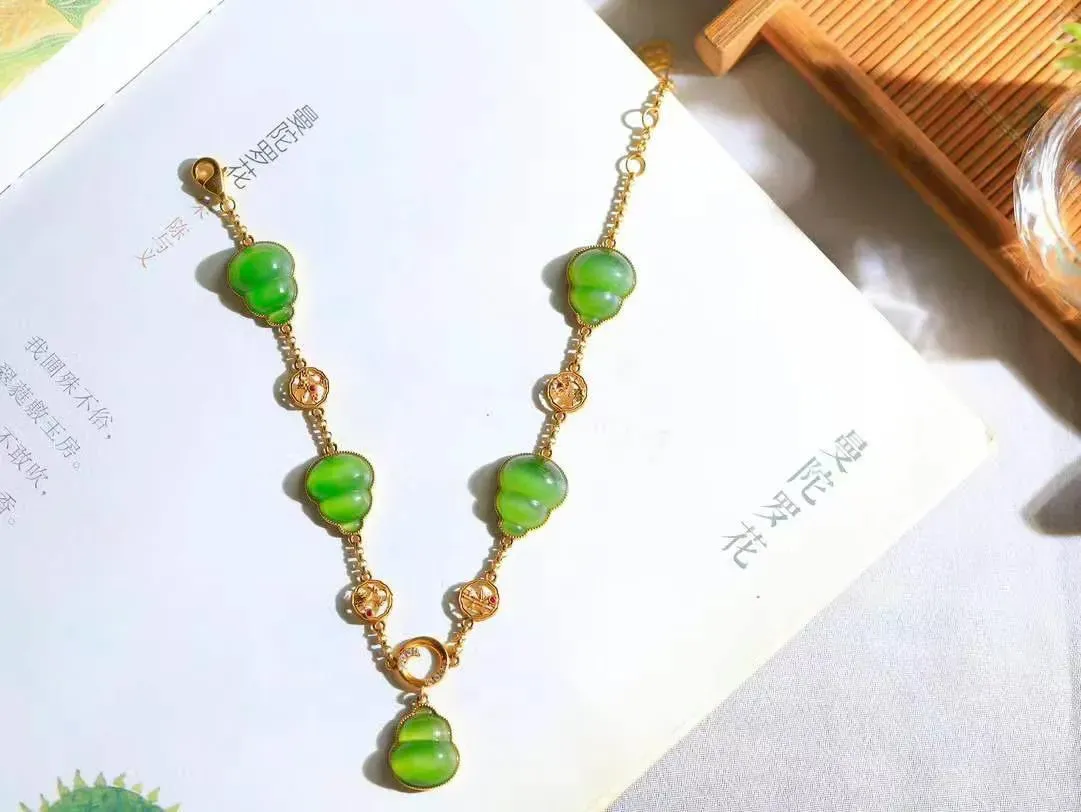 【金镶玉.福禄.手链】

精品和田玉碧玉猫眼18k金镶嵌葫芦手链，玉质细腻油润 造型饱满 寓意子孙