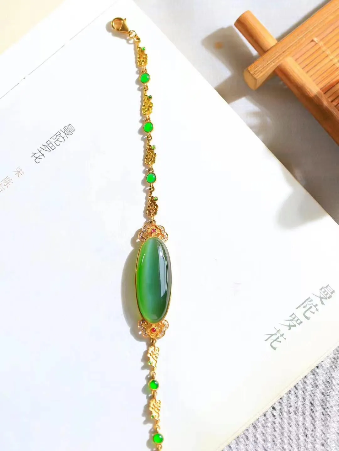 【金镶玉.手链】

精品18K金镶嵌和田玉碧玉猫眼手链，以珍稀之礼，寄永恒之愿  护佑身心康泰；18