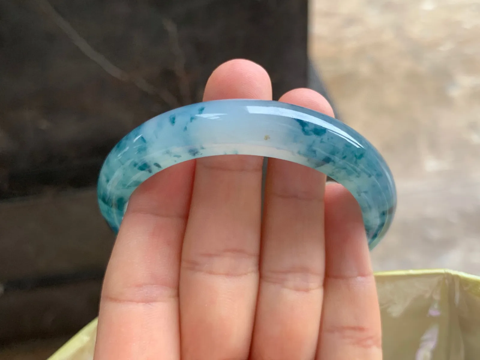 56-12-7.5mm
冰种飘花贵妃手镯 水润冰透 花色漂亮