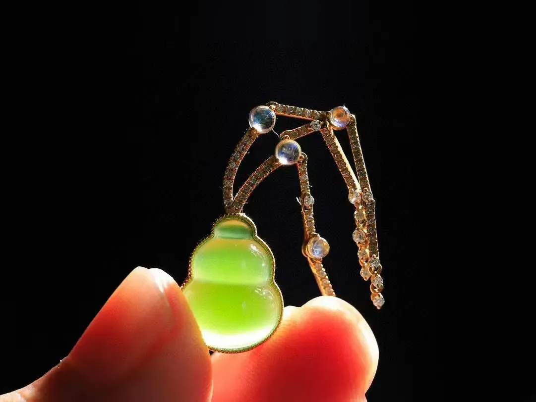 一对【金镶玉.福禄耳坠】

精品和田玉碧玉猫眼耳坠 玉质细腻温润 油性十足 精工镶嵌18K金 （保真金 可检测貴金屬18K金）总重4.8克 尺寸取一12-9-5mm 89602977A