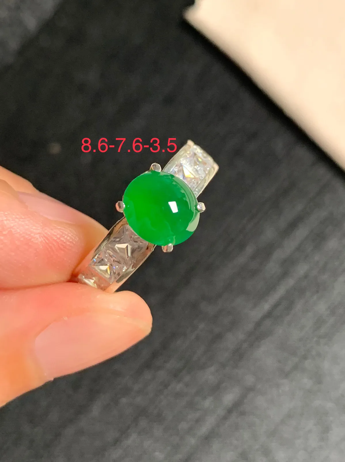 冰种辣阳绿戒面
无纹裂，种好色好品相好，色泽浓郁艳丽，质地细腻水灵饱满圆润