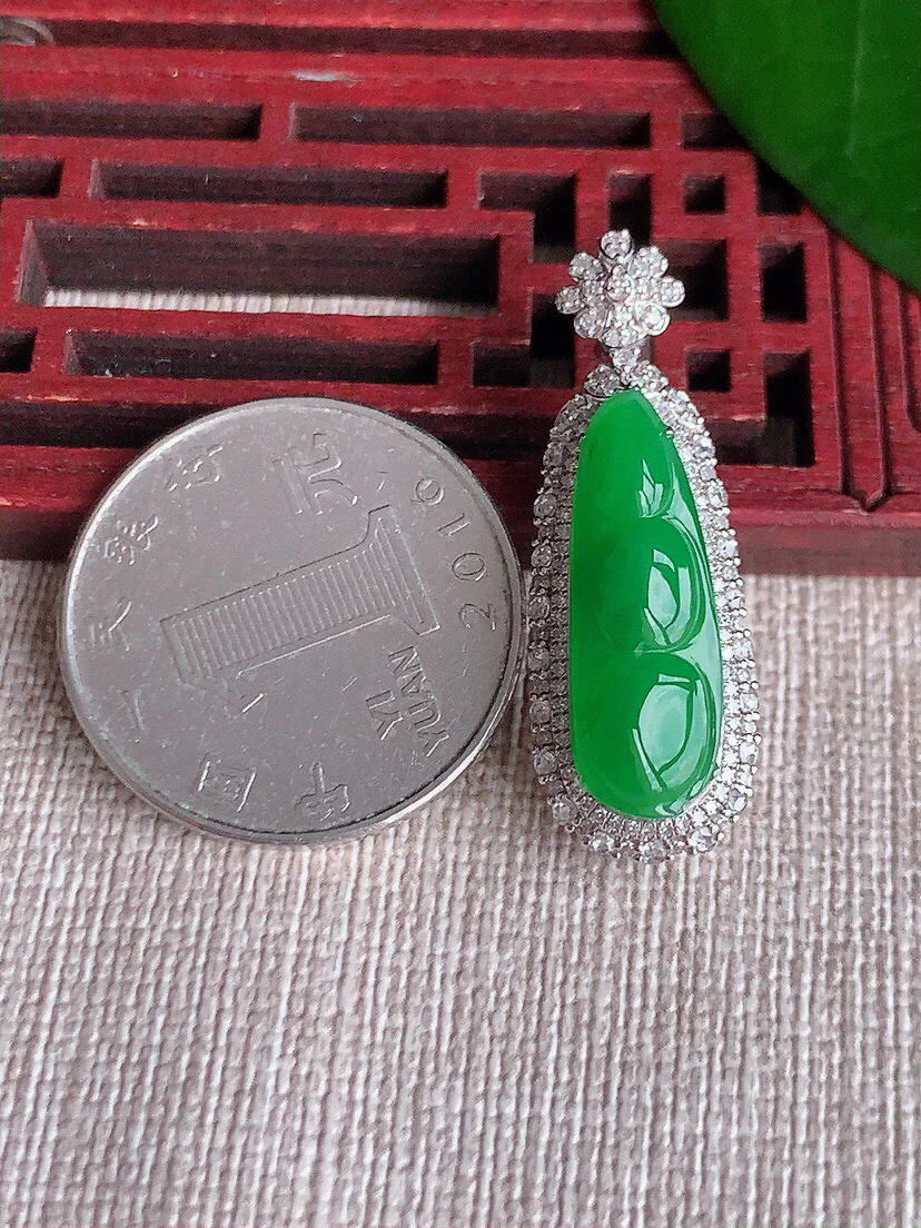 a货翡翠老坑冰种18K金伴钻镶嵌阳绿四季豆福豆平安豆吊坠 尺寸33×11.6×10.3裸石21.7×7.2mm 重量4.35g 0701