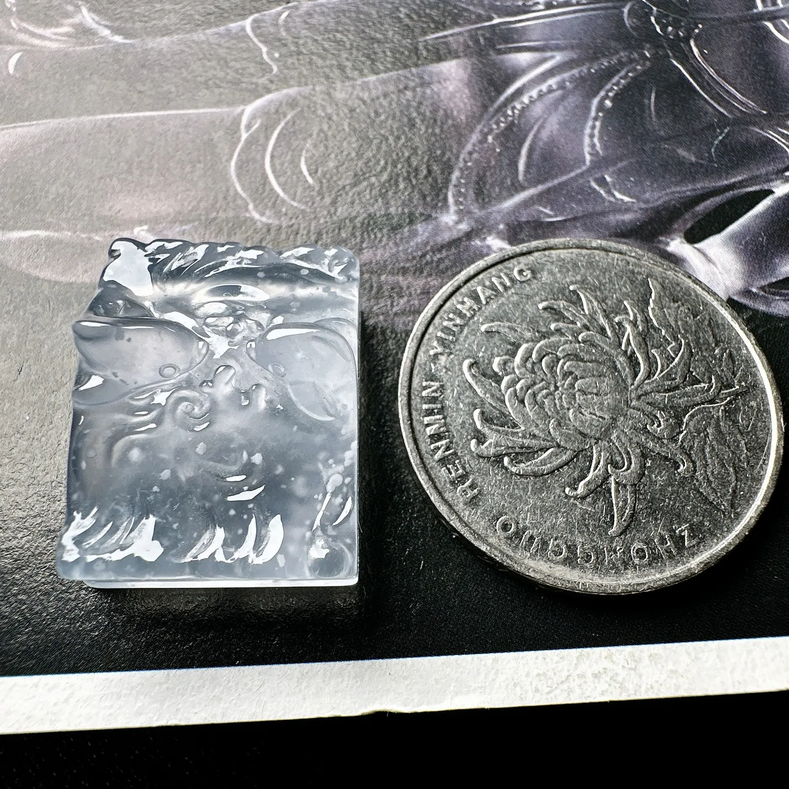 【玻璃种小鱼儿】质地不错，纯净细腻，胶感好。雕工精美，鱼儿摇曳生姿，寓意好。