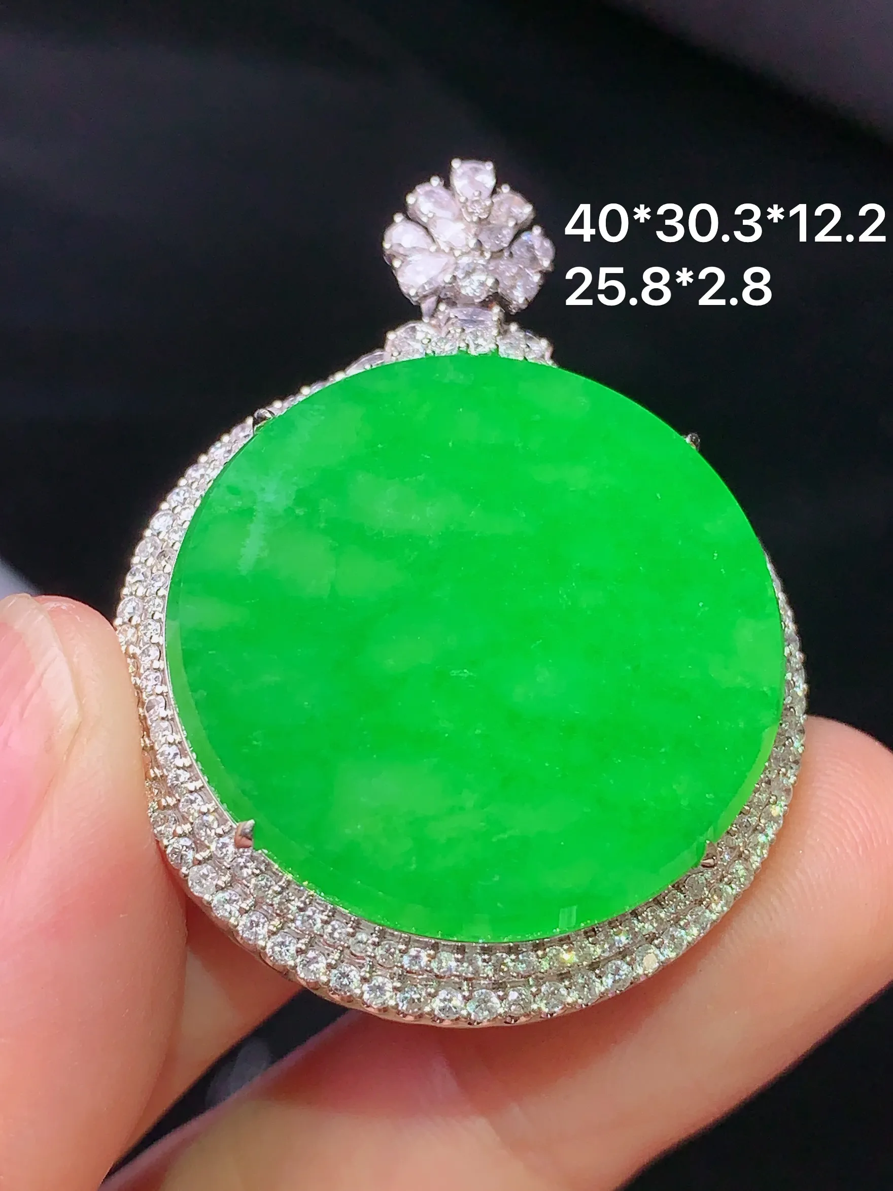 18k金钻镶嵌满绿圆牌吊坠 玉质细腻 色泽艳丽 整体尺寸40*30.3*12.2