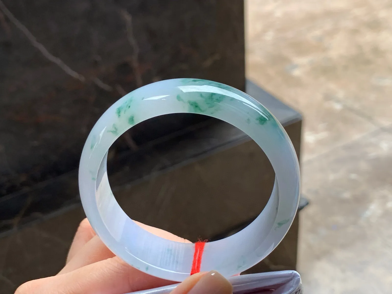 宽版飘花手镯
水润58.7/19.2/7.5mm