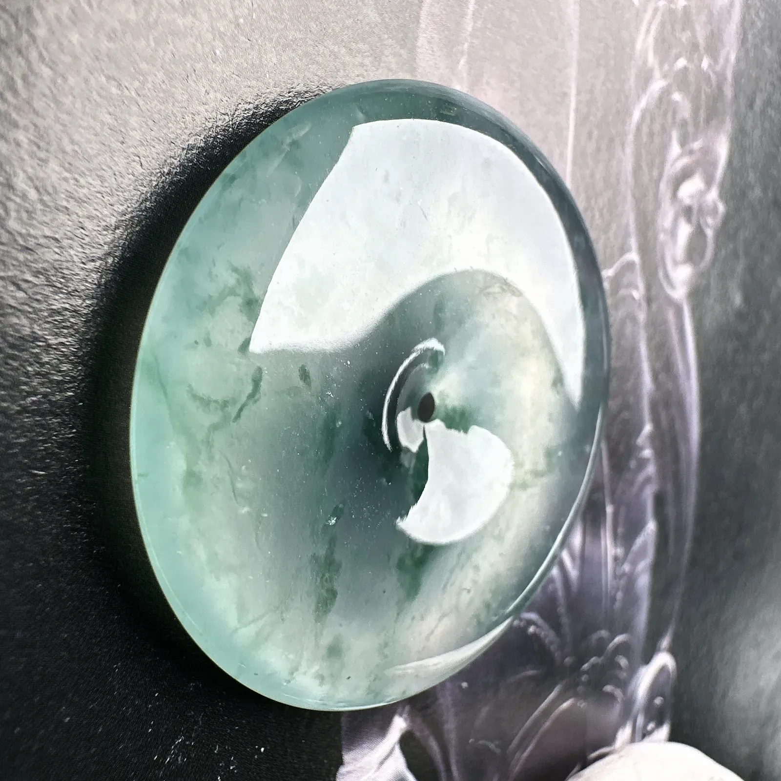 【冰种飘花大平安扣】质地非常细腻，冰润十足，种老冰透，荧光闪耀。