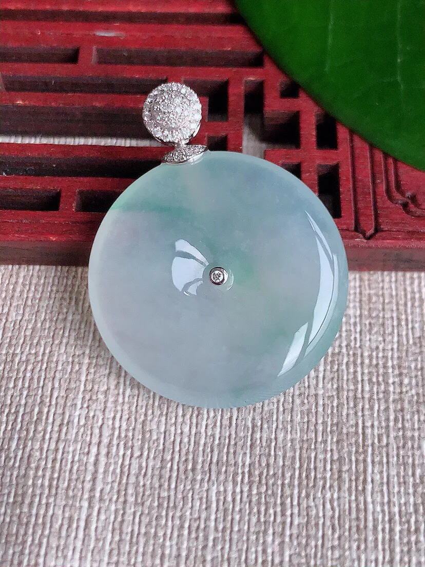 a货翡翠老坑冰种18K金伴钻镶嵌飘绿平安扣吊坠 尺寸36×28.2×5.3mm 重量10.67g 0701