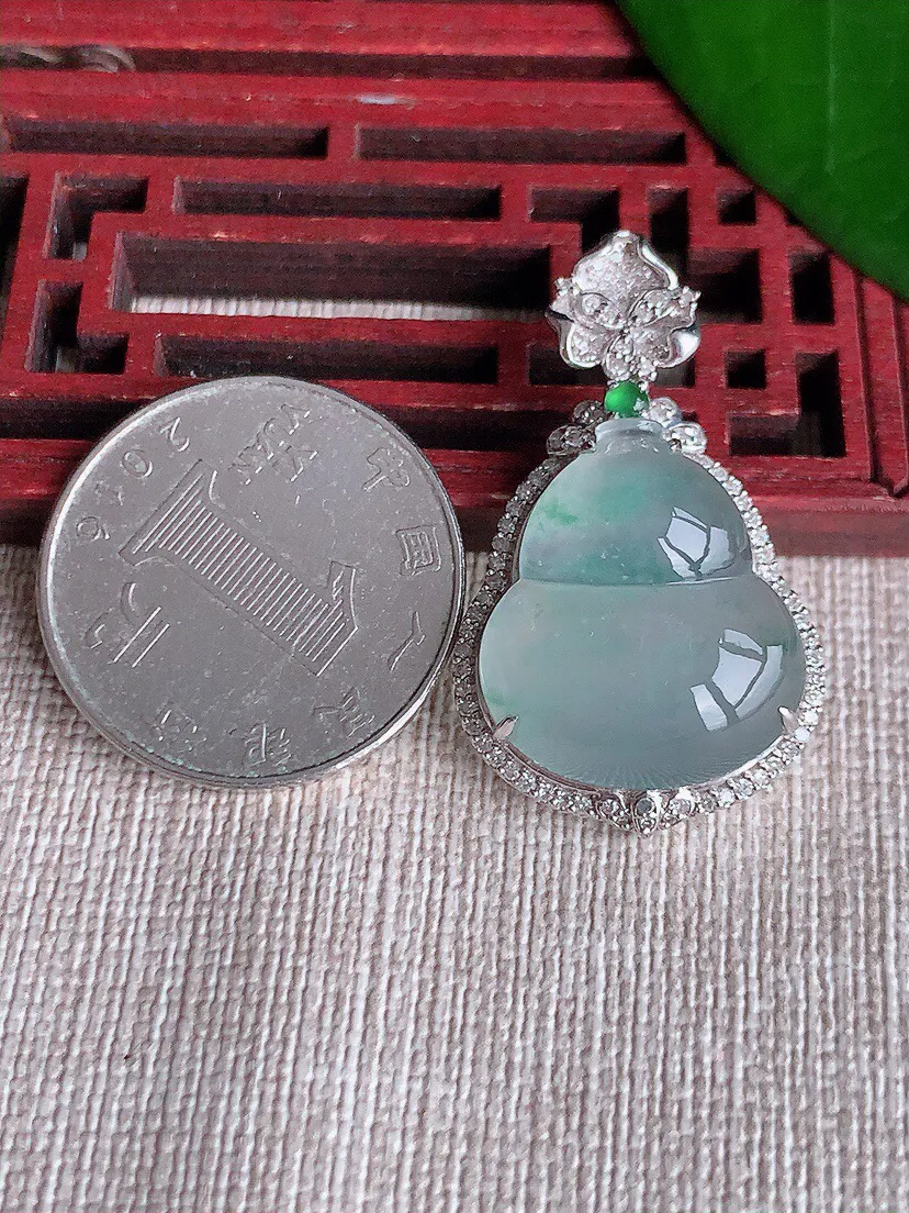 a货翡翠老坑冰种18K金伴钻镶嵌飘花葫芦吊坠 尺寸35.2×21×10裸石20.6×18mm 重量5.96g 0701