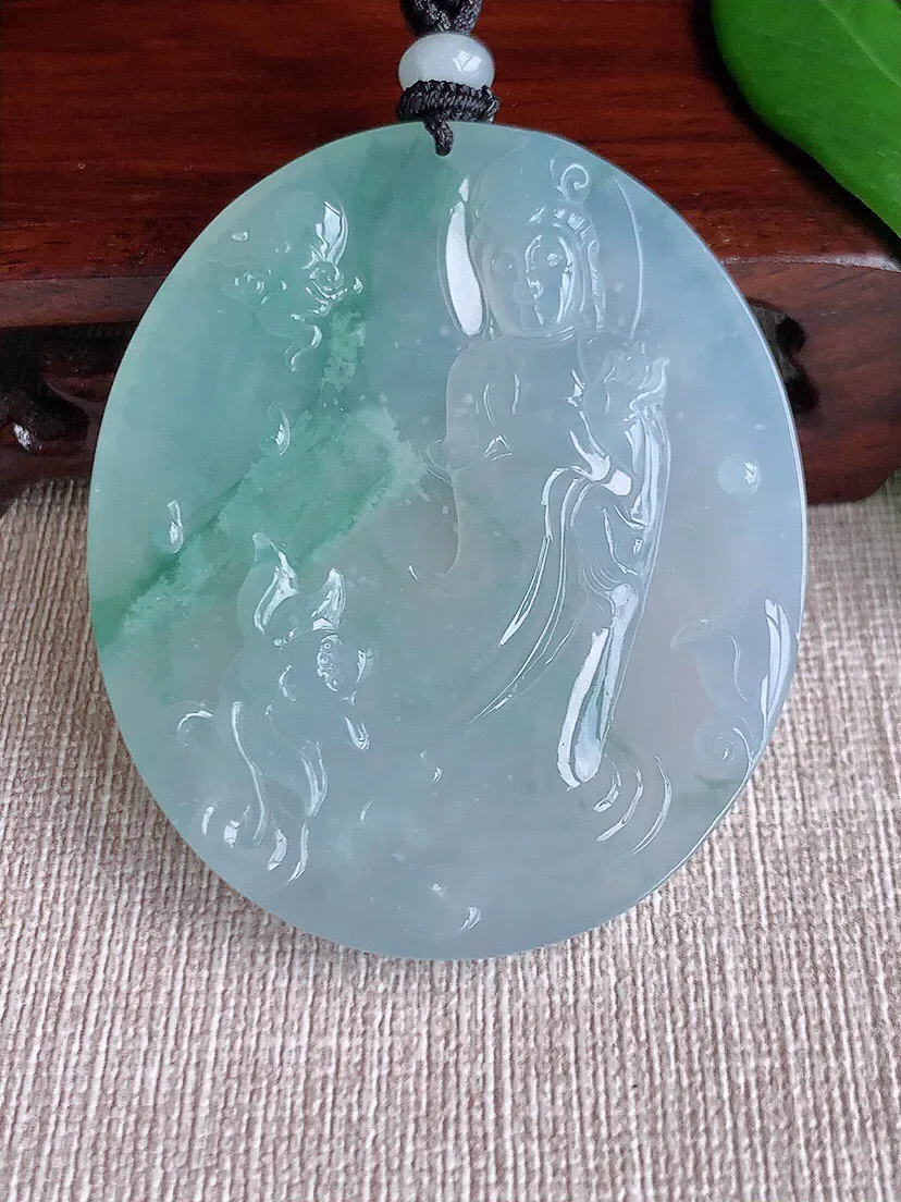 a货翡翠老坑冰种飘花观音吊坠 尺寸56.6×47.5×5.8mm 重量35.82g 0701