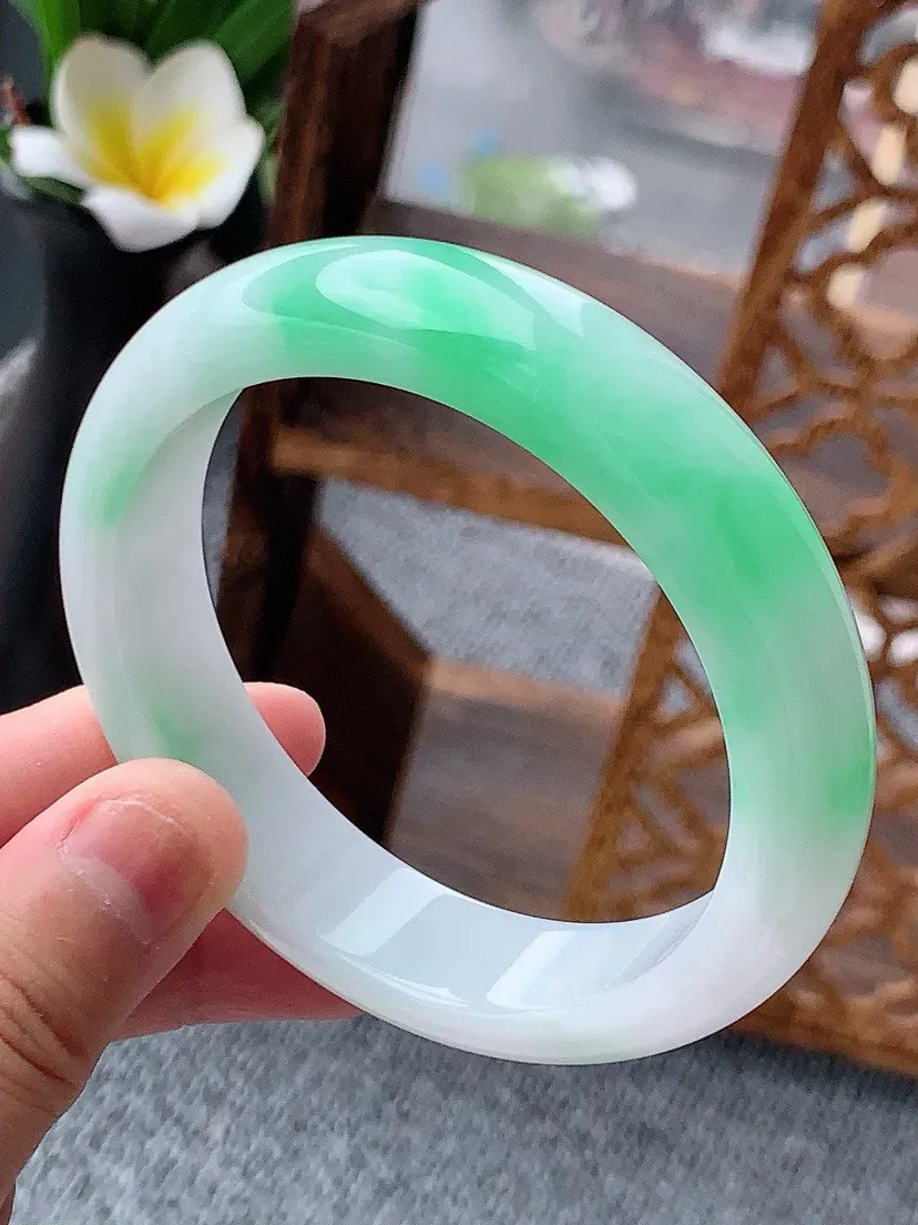 a货翡翠老坑白底青飘绿正装正圈手镯57-58圈口 尺寸57.3×13.8×8mm 重量66.59g 