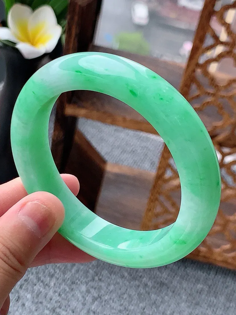 a货翡翠老坑飘绿厚装正装正圈手镯57-58圈口 尺寸57.5×13×9.5mm 重量78.42g 0