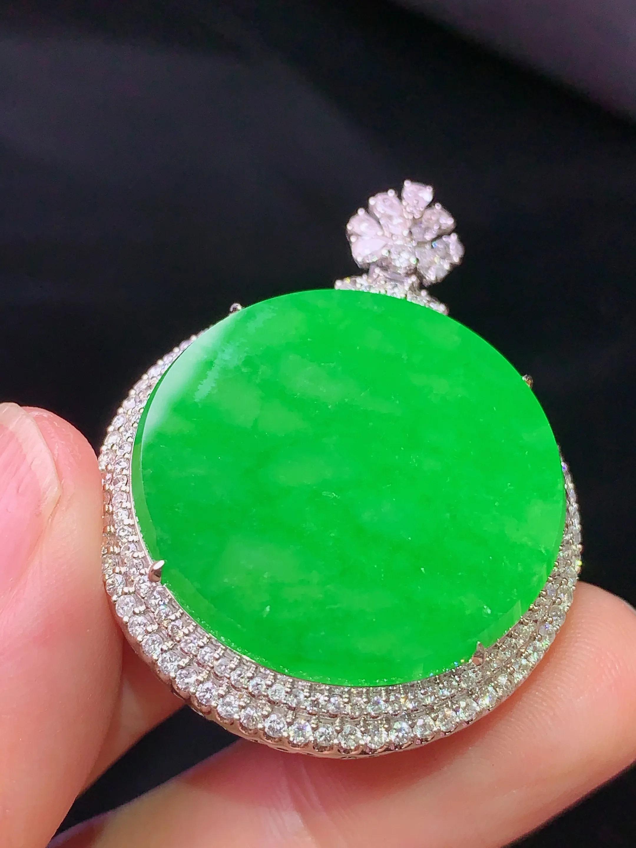 18k金钻镶嵌满绿圆牌吊坠 玉质细腻 色泽艳丽 整体尺寸40*30.3*12.2