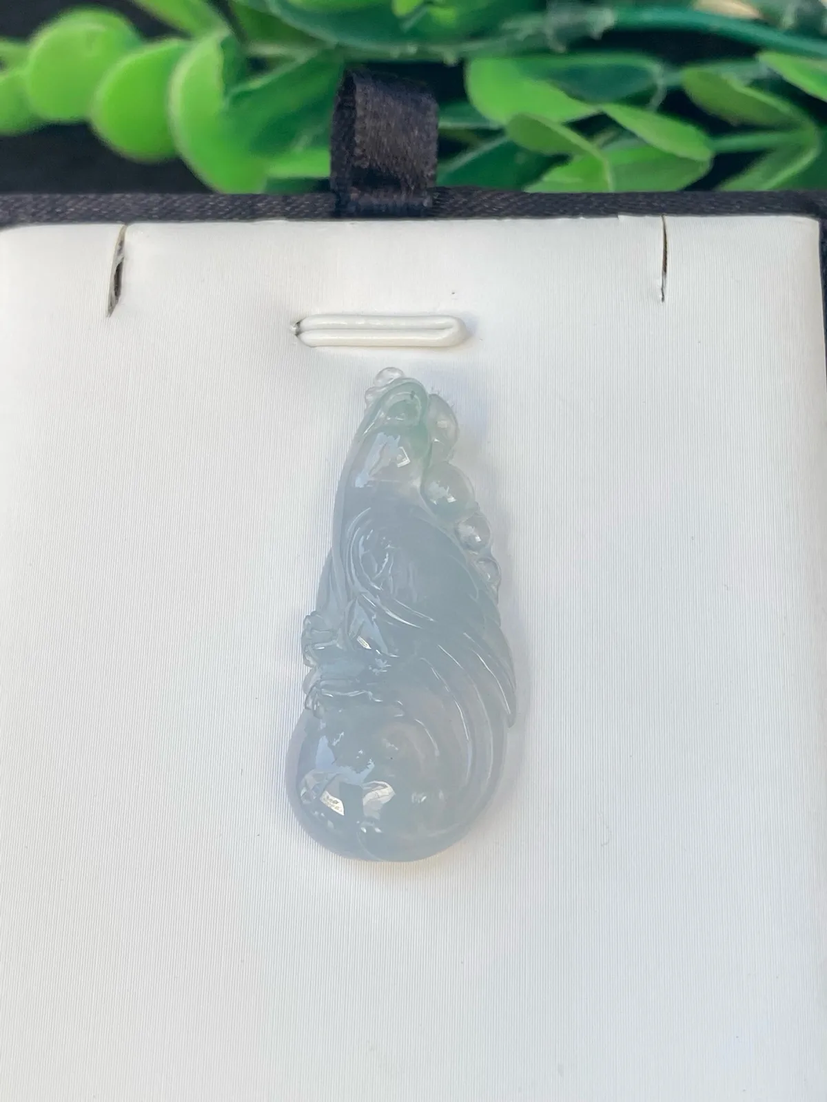 推荐【冰紫英明神武】紫色东来，好运加持，决策正确，适合炒股、考试及官场的朋友佩戴，种老细腻，水润，冰透起光，品相佳，超值～～