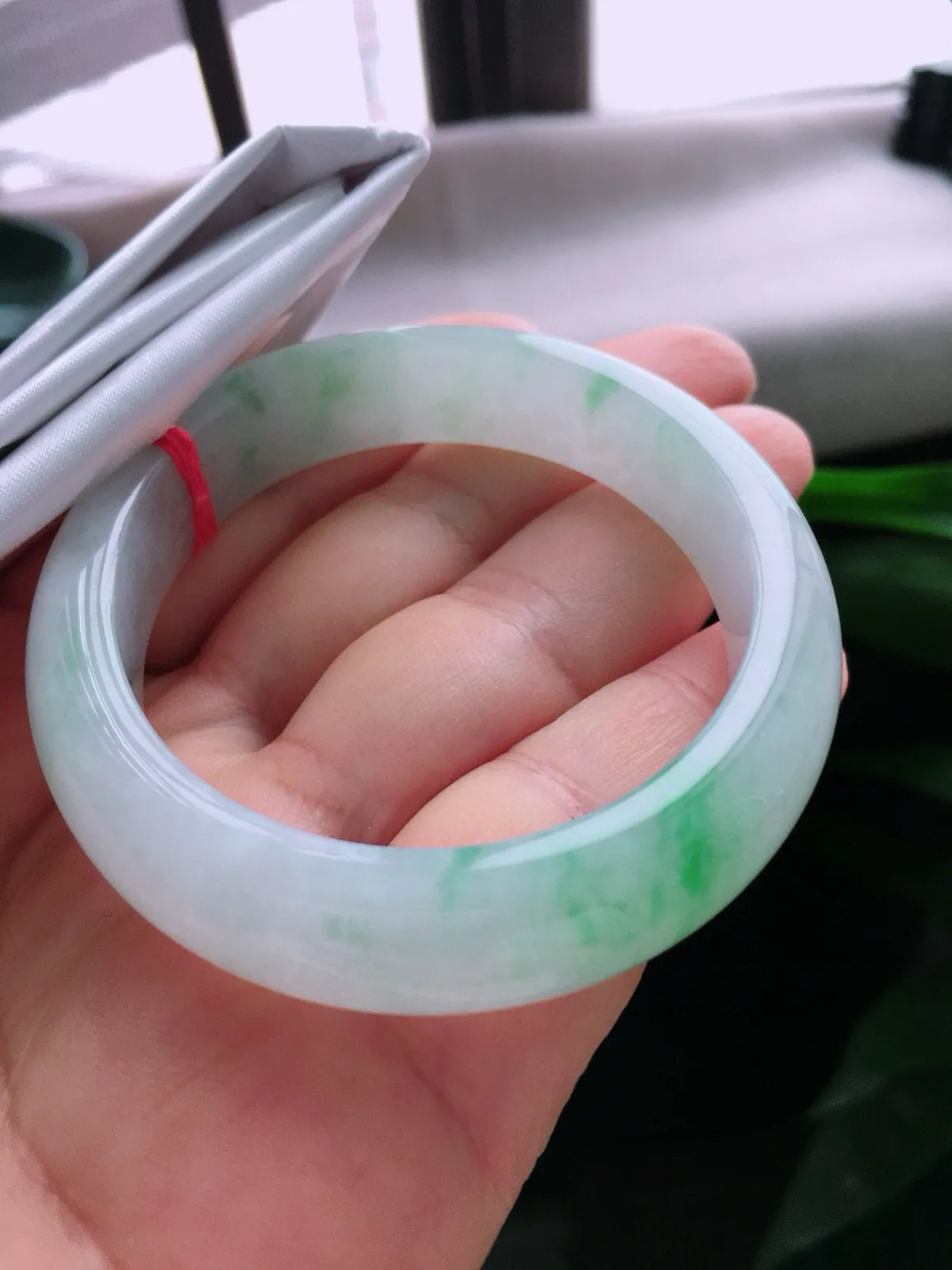 圈口55.1/50，贵妃手镯，正圈53.1可戴，飘色花，玉质冰润细腻，尺寸55.1-12.4-7.3mm