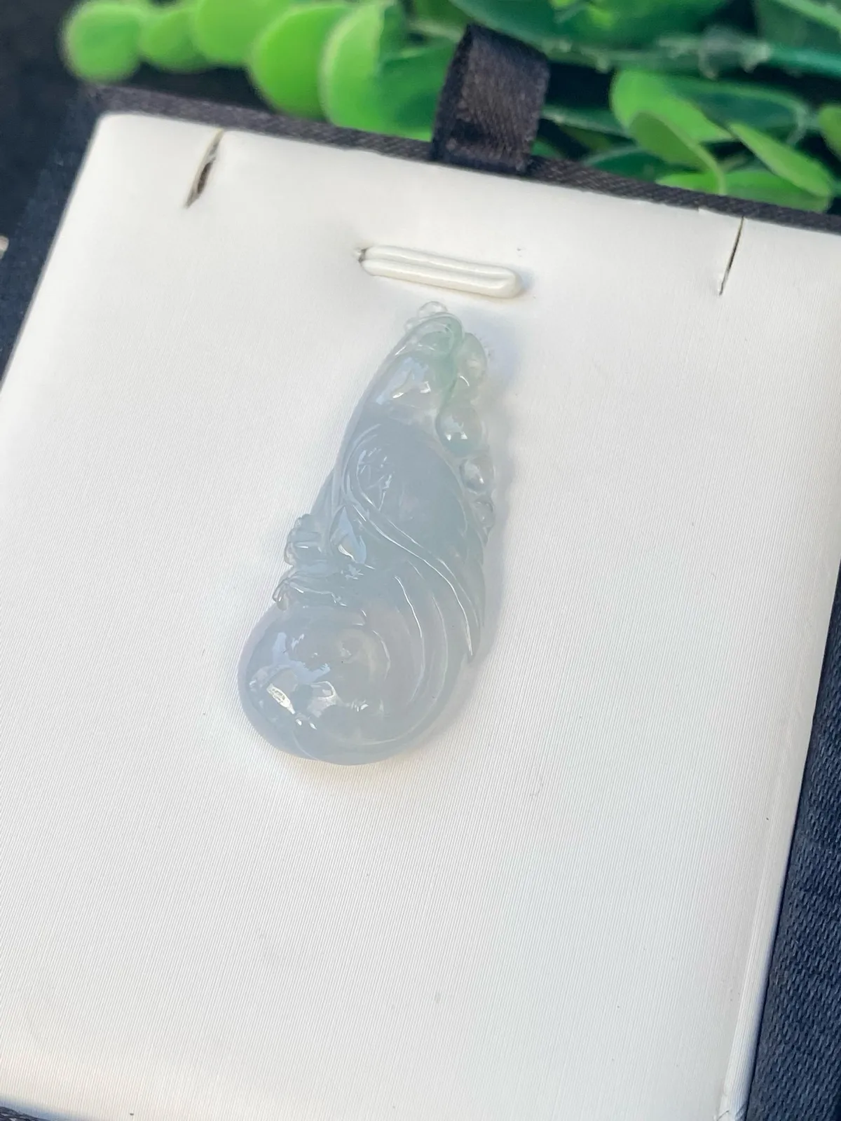 推荐【冰紫英明神武】紫色东来，好运加持，决策正确，适合炒股、考试及官场的朋友佩戴，种老细腻，水润，冰透起光，品相佳，超值～～