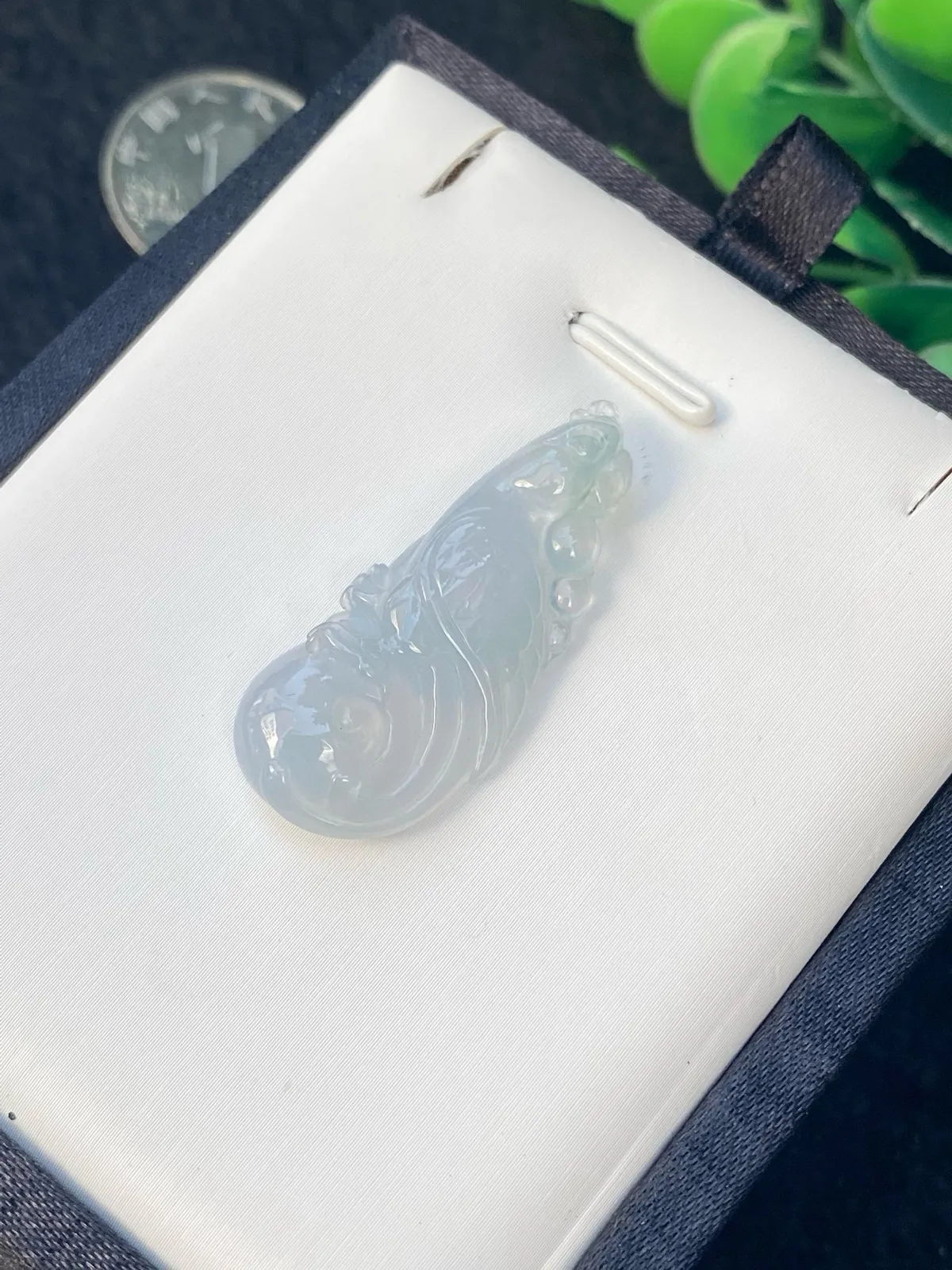 推荐【冰紫英明神武】紫色东来，好运加持，决策正确，适合炒股、考试及官场的朋友佩戴，种老细腻，水润，冰透起光，品相佳，超值～～