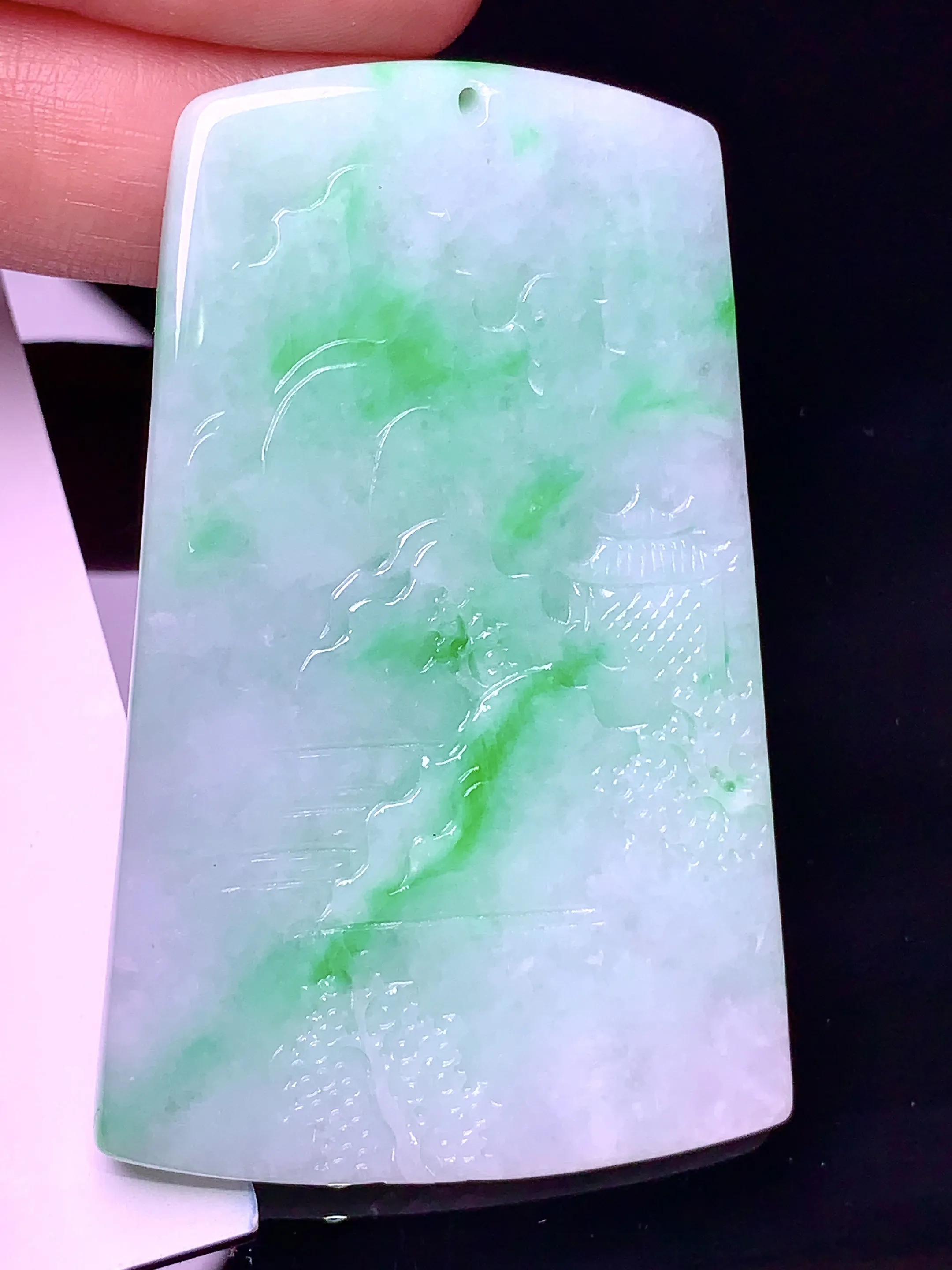 飘绿山水吊坠 玉质细腻 色泽艳丽 整体尺寸58*37*6.1