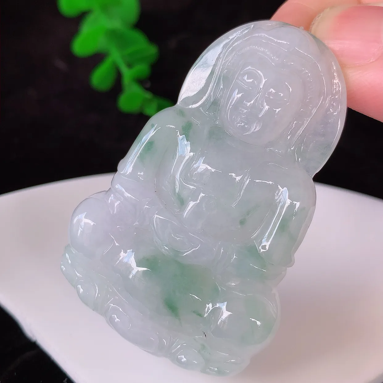 自然光实拍，冰飘花观音吊坠，赐福翡翠观音，翠绿迷人，观音面相端庄，佩戴时尚出众！#49.1