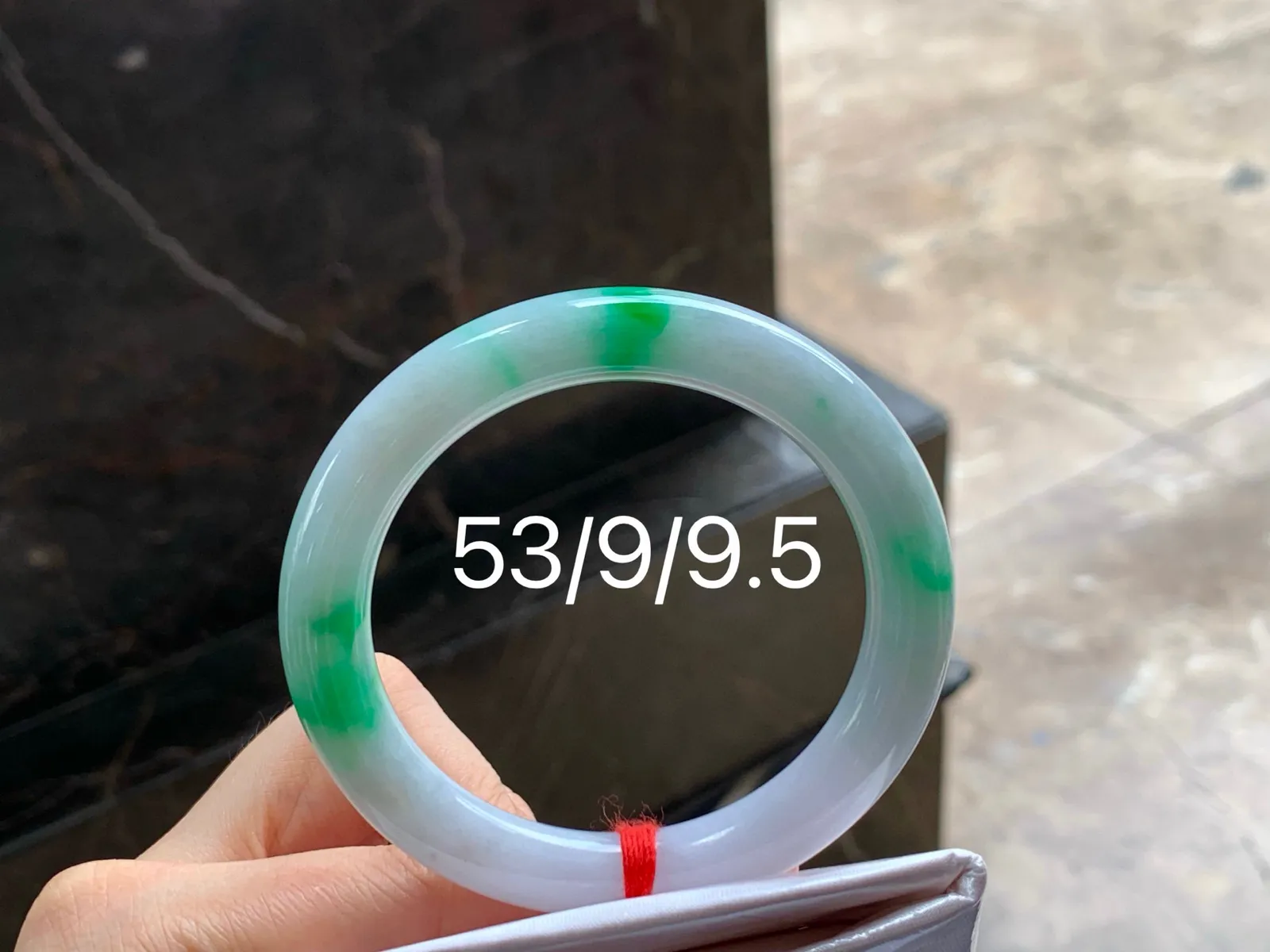阳绿福镯
玉质细腻 53/9/9.5mm