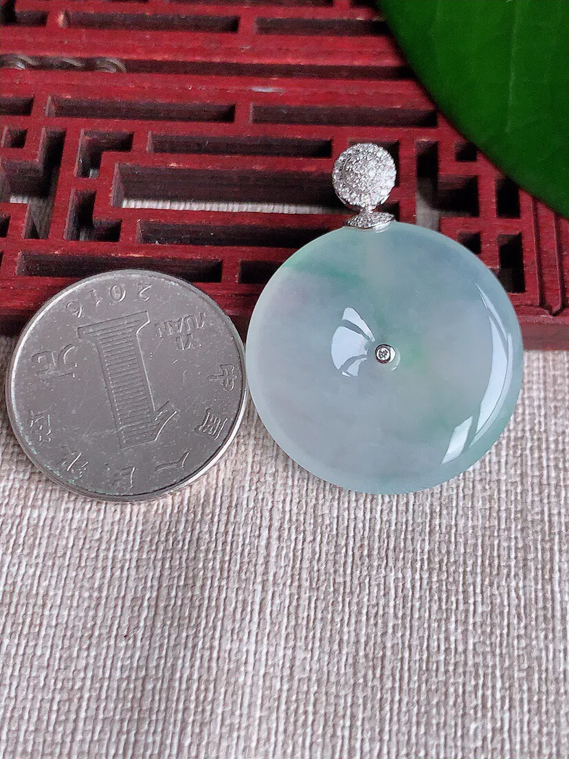 a货翡翠老坑冰种18K金伴钻镶嵌飘绿平安扣吊坠 尺寸36×28.2×5.3mm 重量10.67g 0701