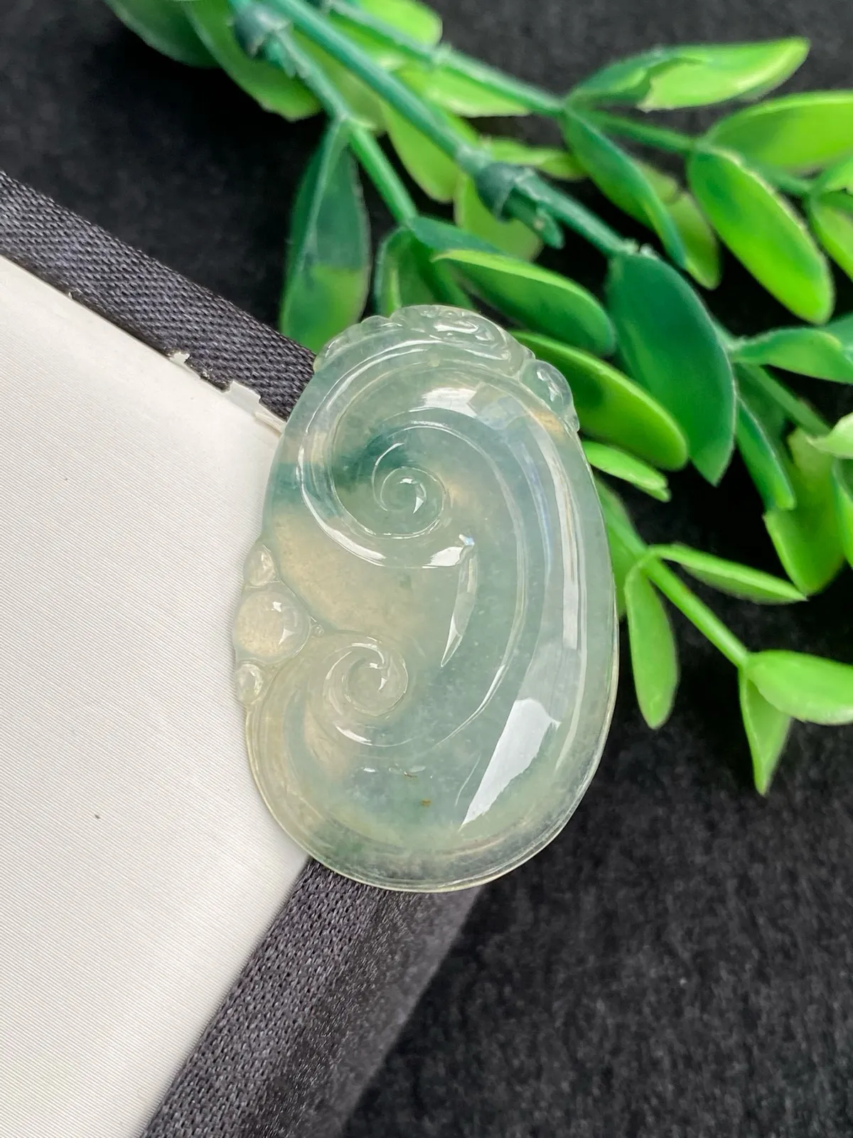 推荐【冰起光飘花如意】无纹裂，晴底飘蓝花，种老细腻，冰透水润，起光，饱满，品相佳，尺寸：37.6