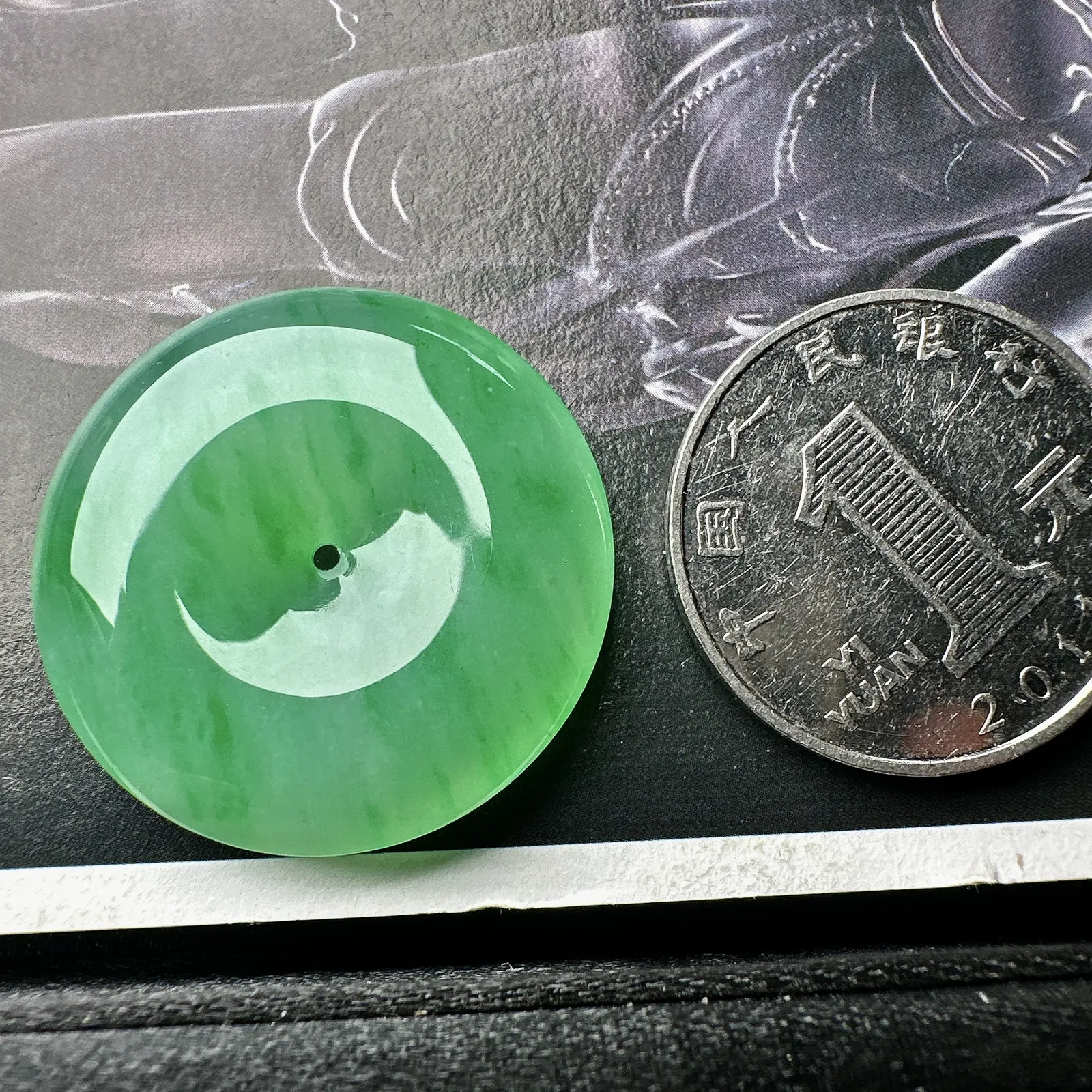 【冰种飘绿平安扣】质地非常细腻，冰润十足，种老冰透，荧光闪耀。
