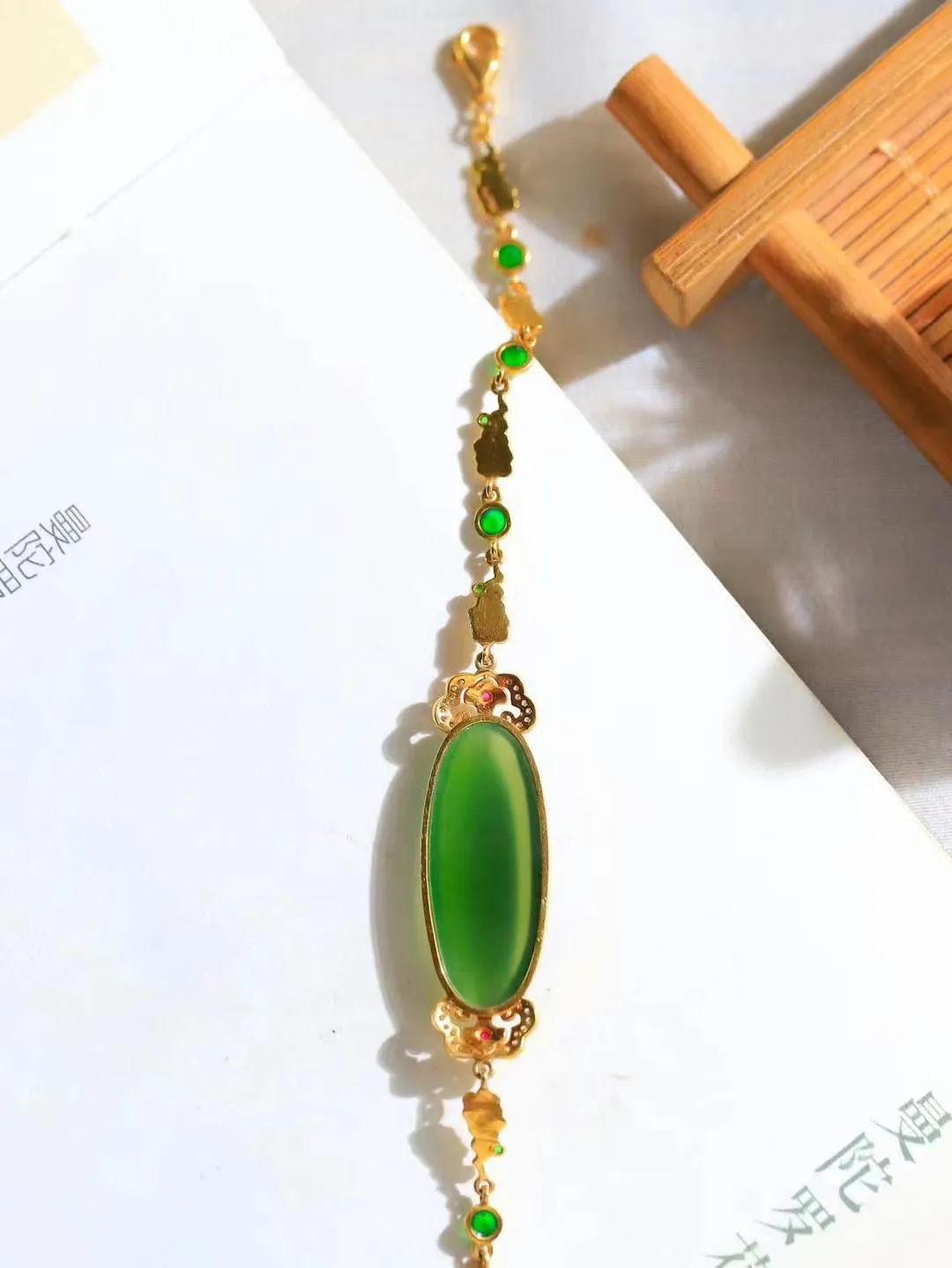 【金镶玉.手链】

精品18K金镶嵌和田玉碧玉猫眼手链，以珍稀之礼，寄永恒之愿  护佑身心康泰；18