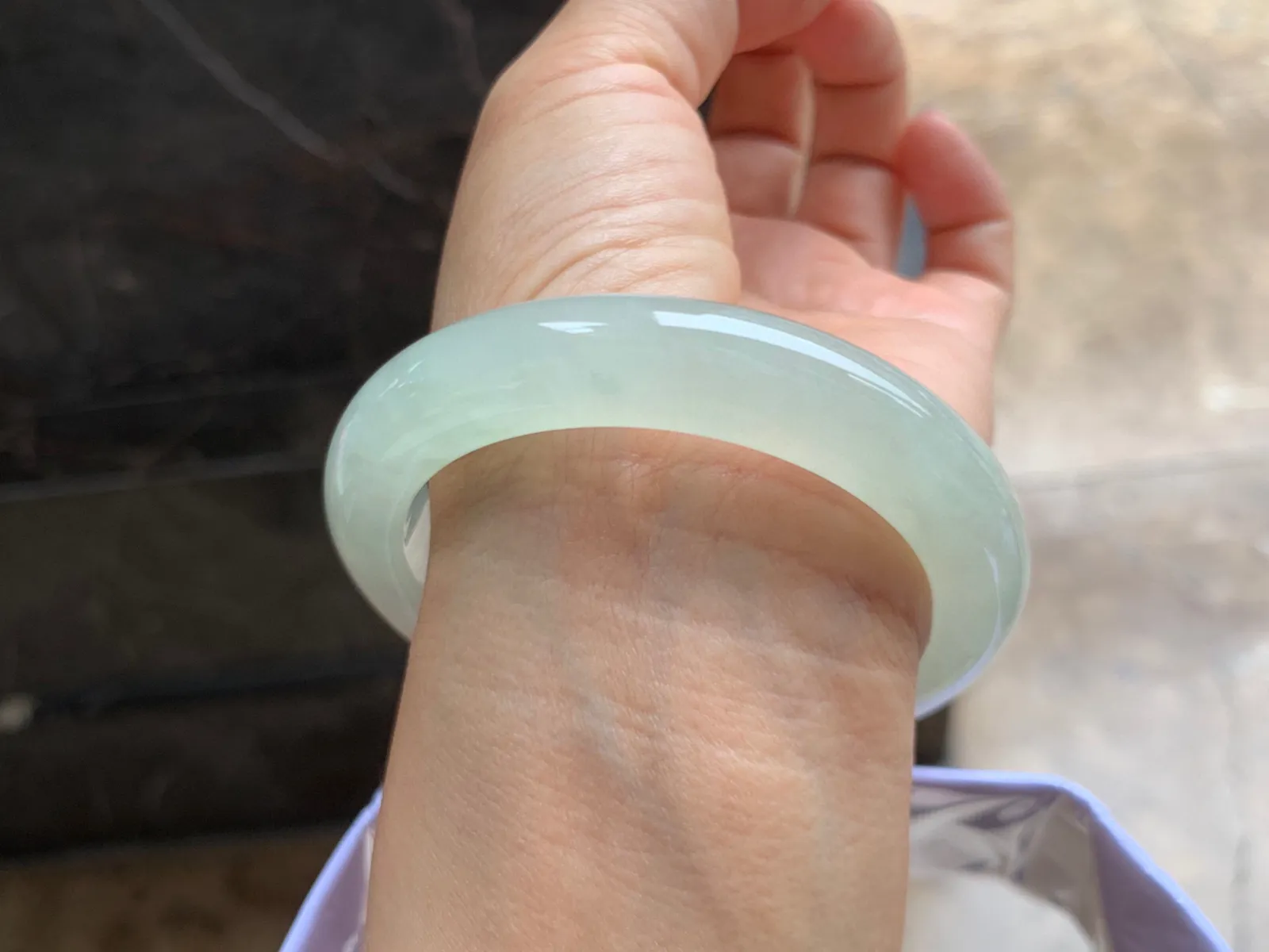 55.5-11-9.5mm
冰黄翡手镯 水润冰透 颜色均匀漂亮
