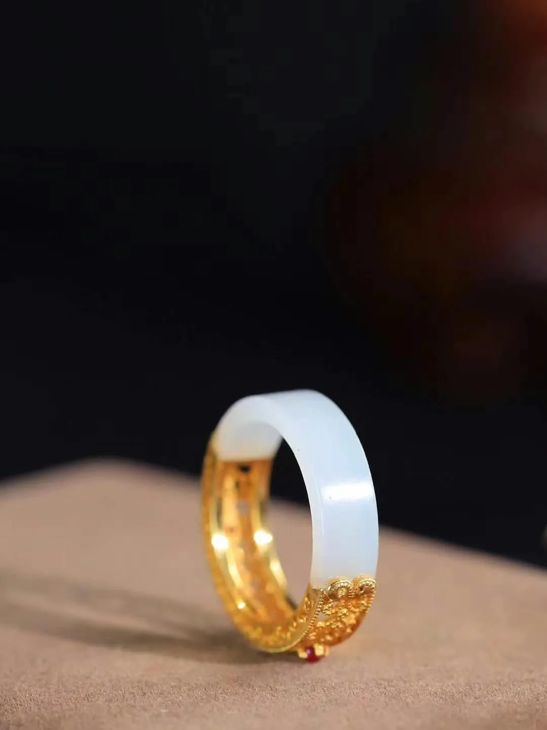 【金镶玉.戒指】

精品和田玉白玉AU750金戒指 玉质细腻温润 油性十足 ，不论时光如何流转变化，这枚戒指始终闪耀着最初的光芒。精工镶嵌18K金 （保真金 可检测贵金属AU750金） 重2.5克 尺寸16.3-5-2.2mm 78602958A