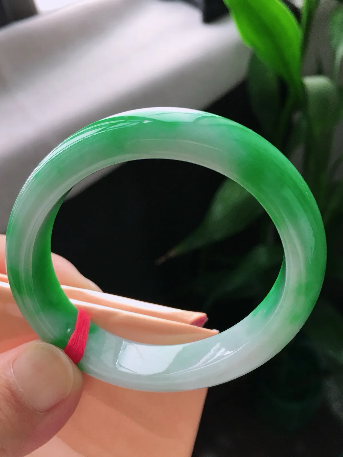 圈口54.2/47.9，贵妃手镯，正圈52.2可戴，玉质冰润细腻，色泽鲜艳，尺寸54.2-12.5-7.3mm