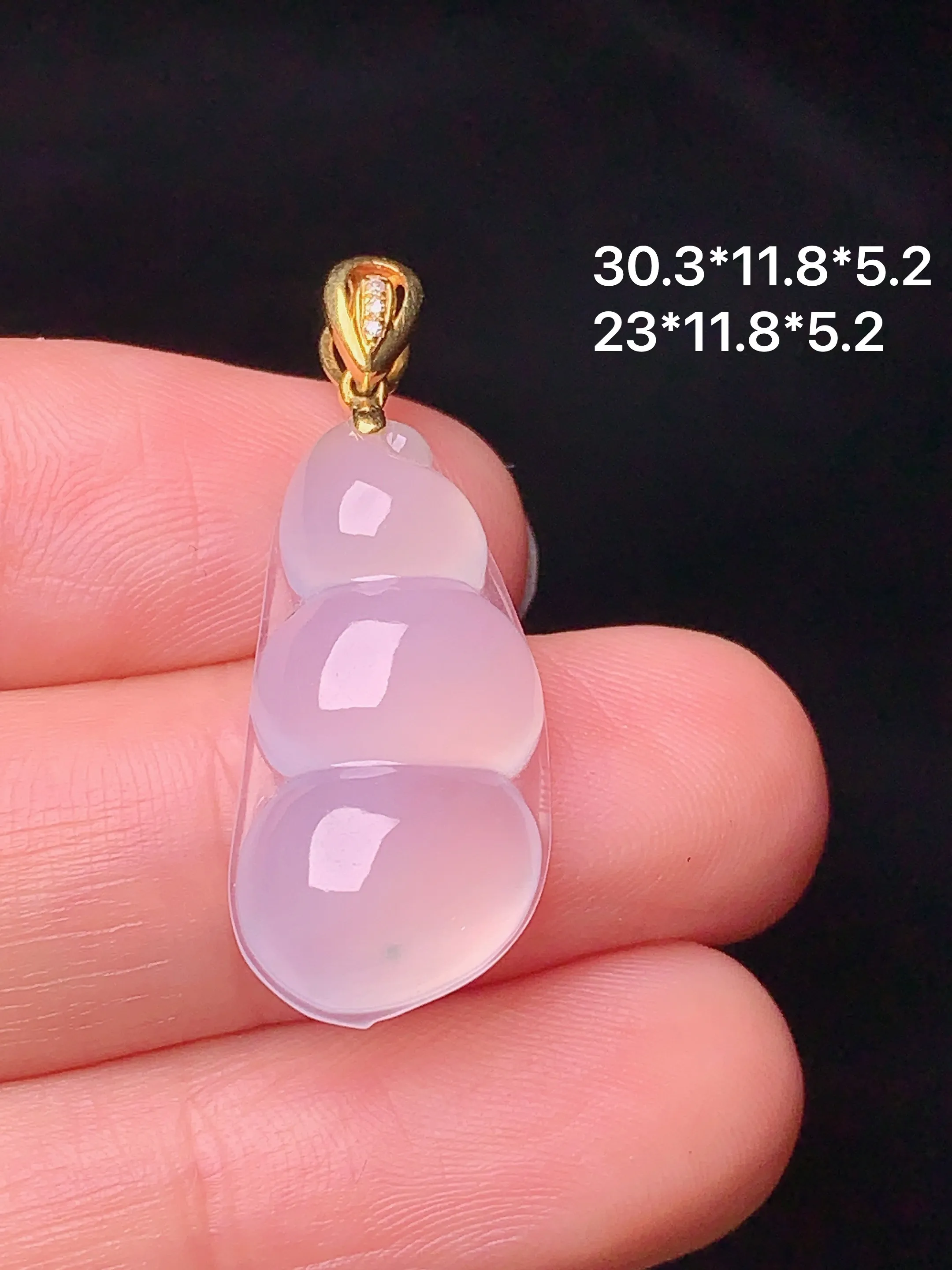 18k金镶嵌冰种四季豆吊坠 玉质细腻 色泽艳丽 整体尺寸30.3*11.8*5.2
