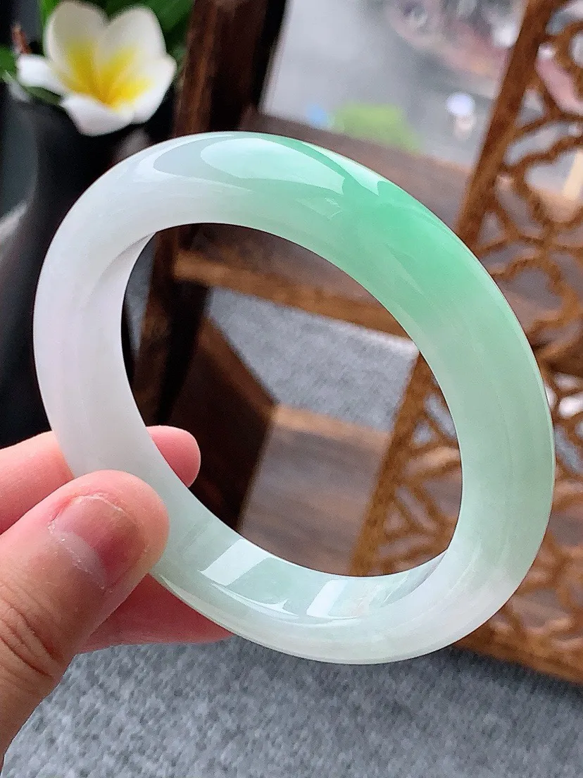 a货翡翠老坑白底青飘绿正装正圈手镯55-56圈口  尺寸55.8×11.7×9mm 重量63.30g