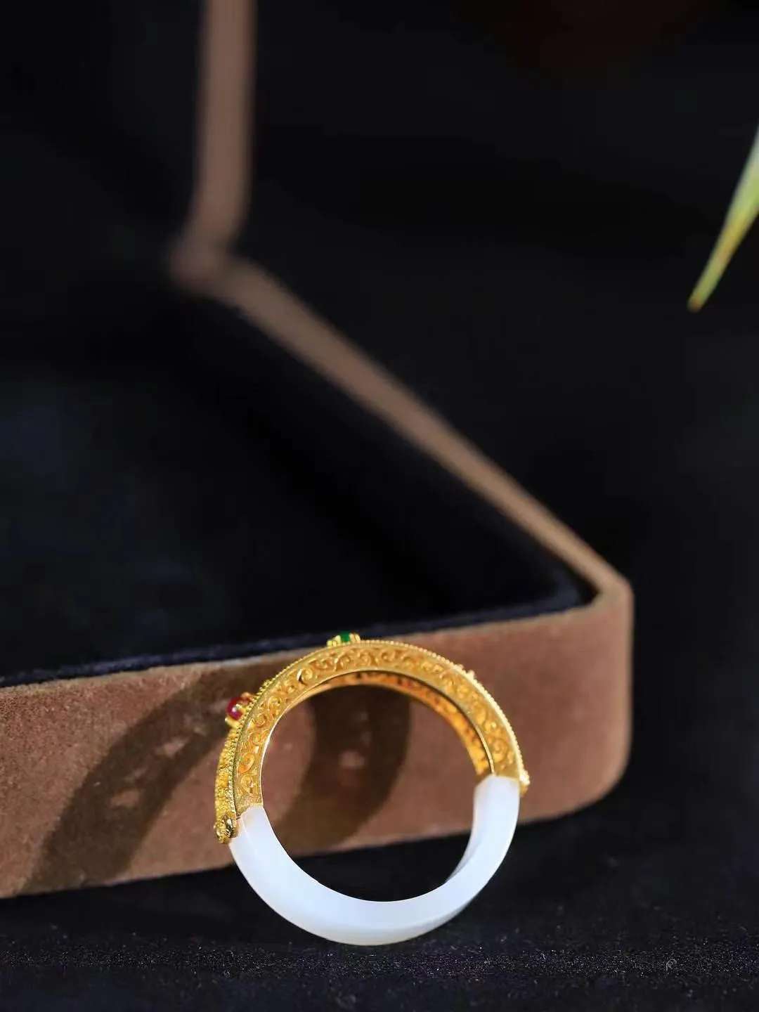 【金镶玉.戒指】

精品和田玉白玉AU750金戒指 玉质细腻温润 油性十足 ，不论时光如何流转变化，这枚戒指始终闪耀着最初的光芒。精工镶嵌18K金 （保真金 可检测贵金属AU750金） 重2.5克 尺寸16.3-5-2.2mm 78602958A